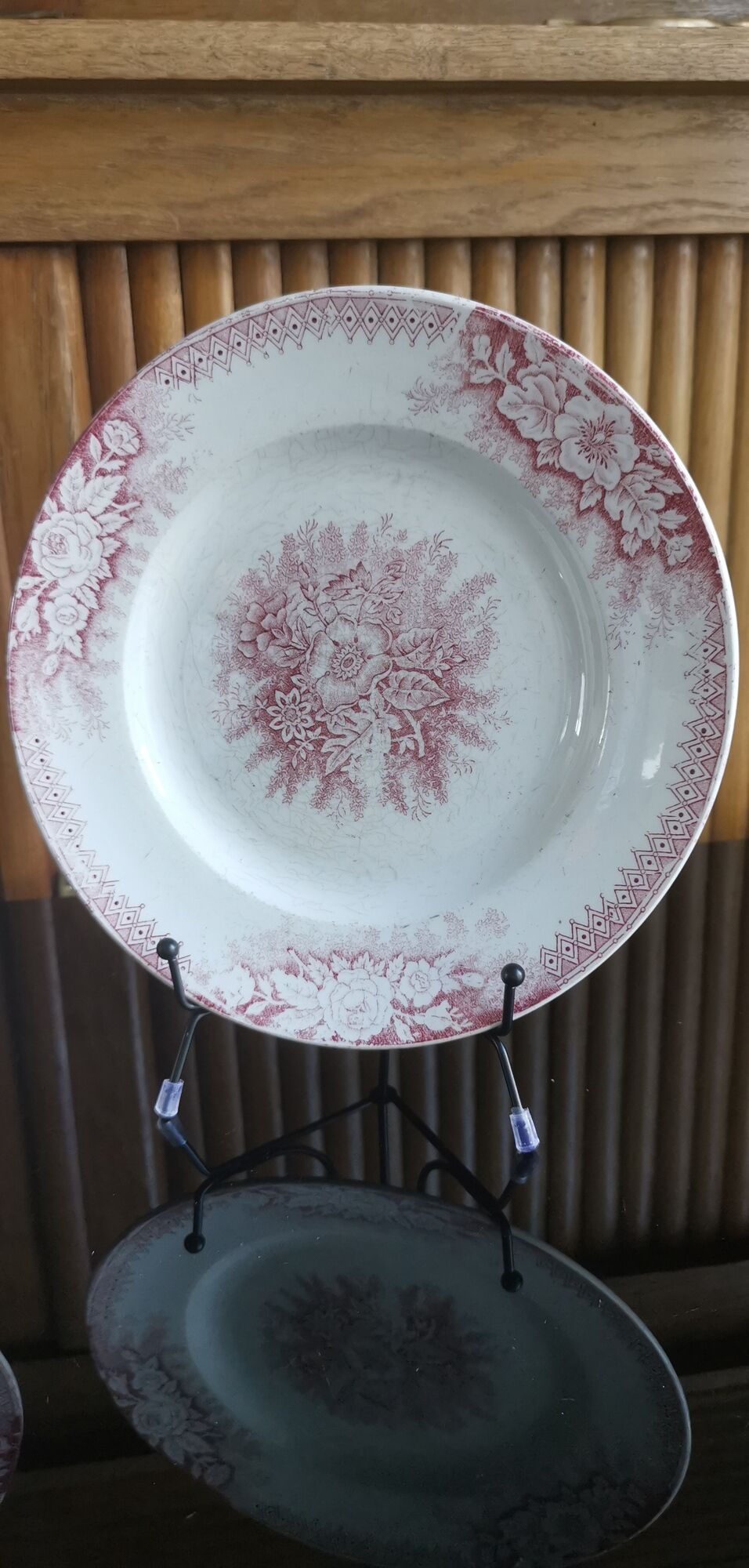2 anciennes assiettes plates à fleurs rose poinçonner terre de fer hamage st amand "jardinière"