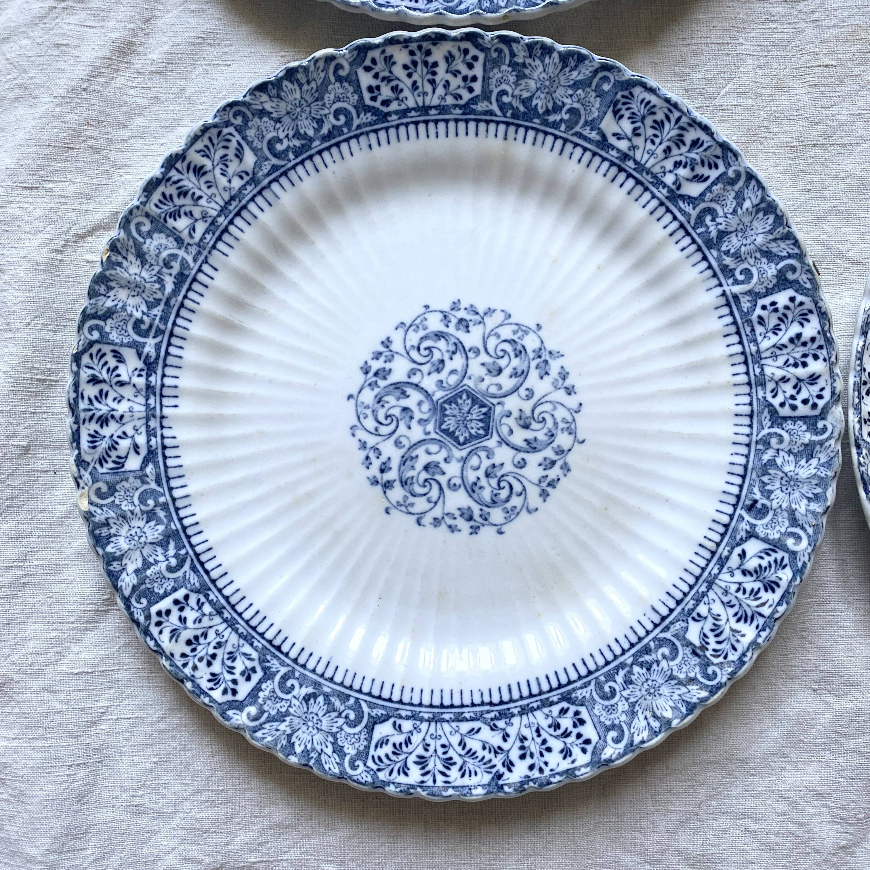 Sarreguemines ironstone dessert plates, "Embroidery" model