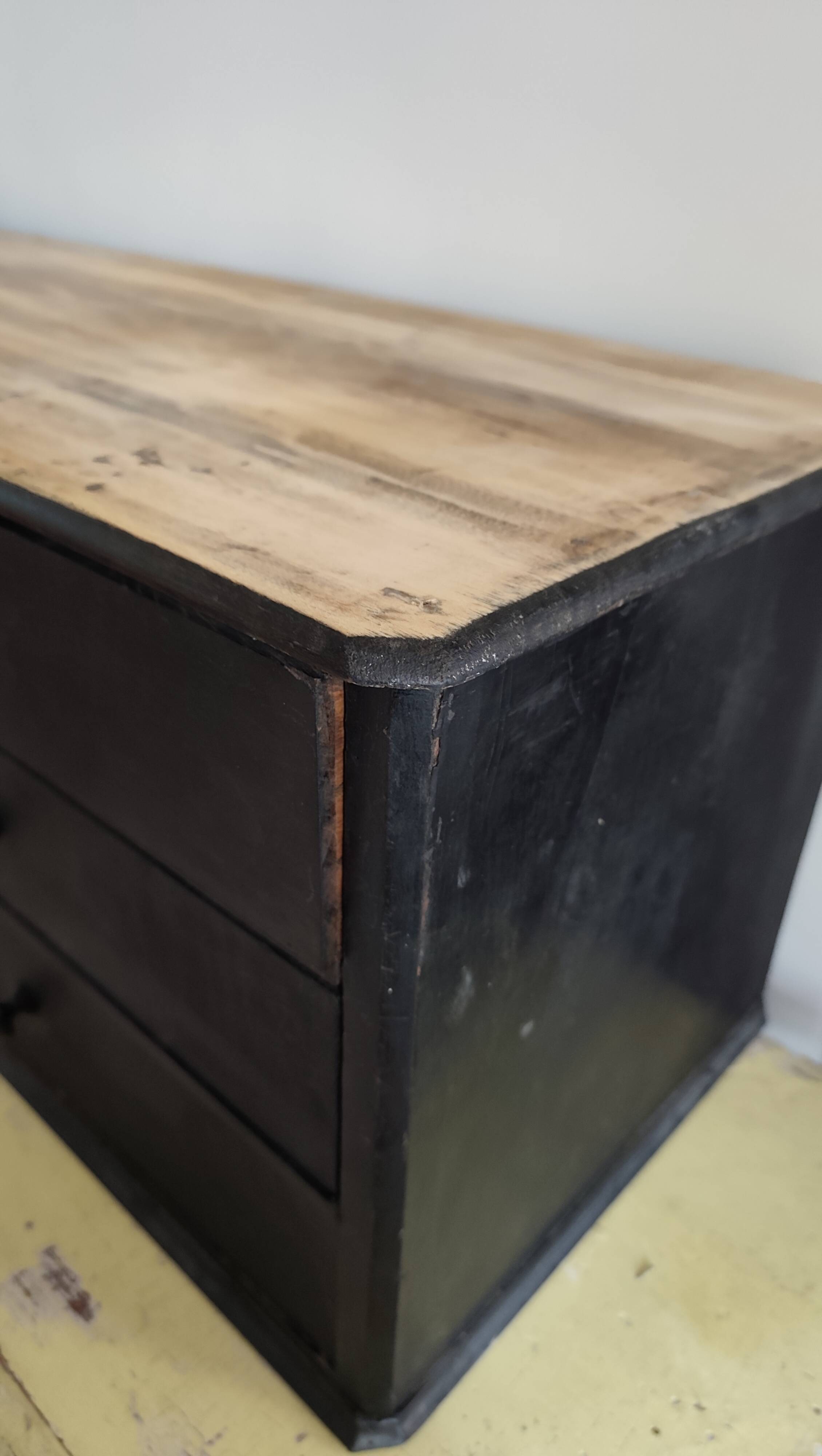 Old drawer unit