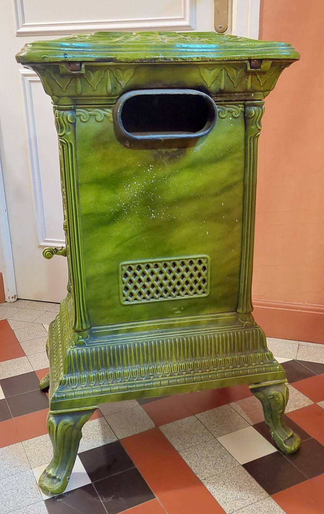 Cast iron stove and enamelled earthenware, Art Nouveau