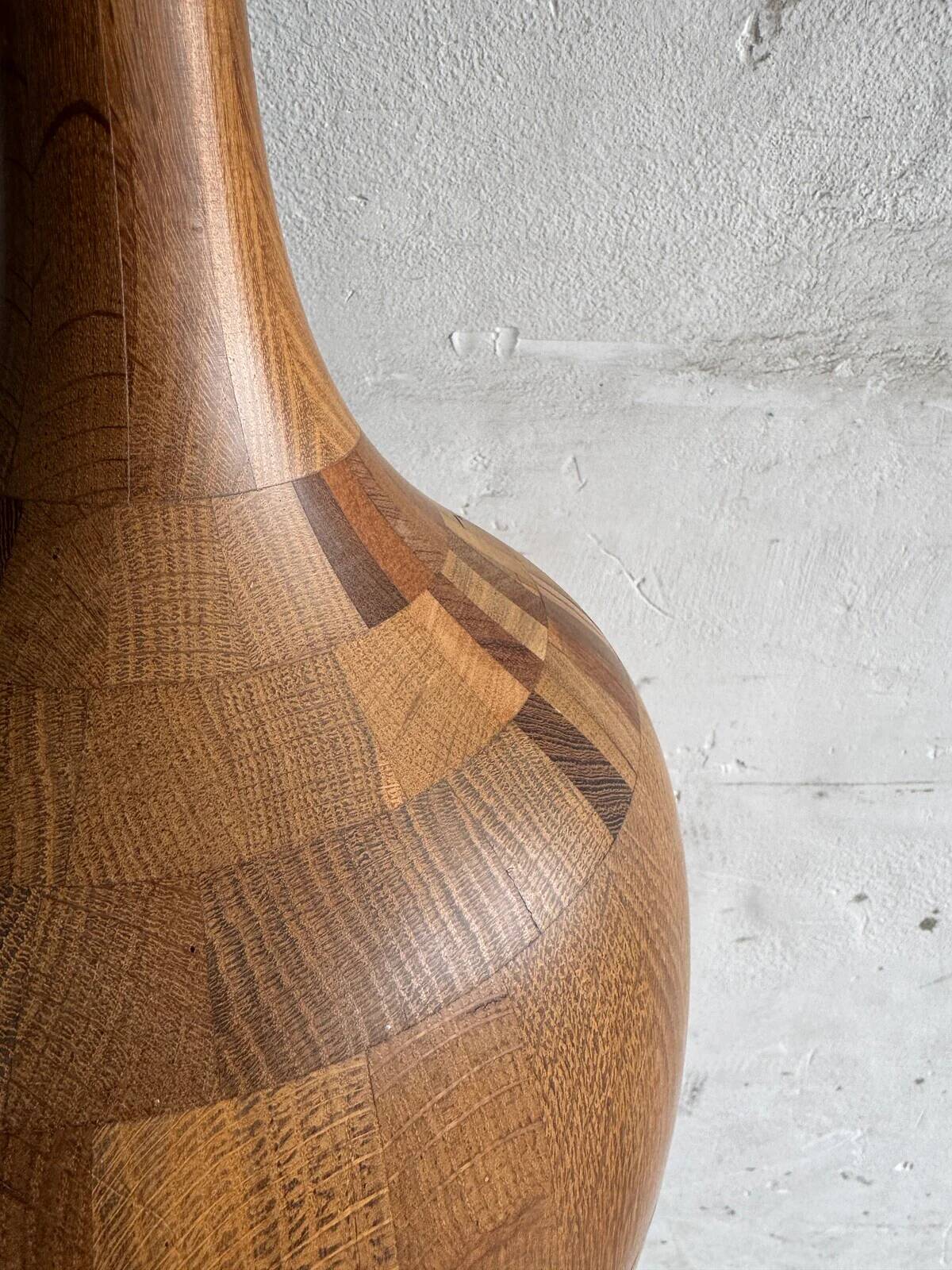 Vase sculptural haut en bois massif, finition brun naturel, objet d'art minimaliste tourné, 73,5 cm