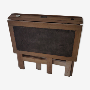 Bureau d’ecolier pliable, dessus cuir marron avec encrier.