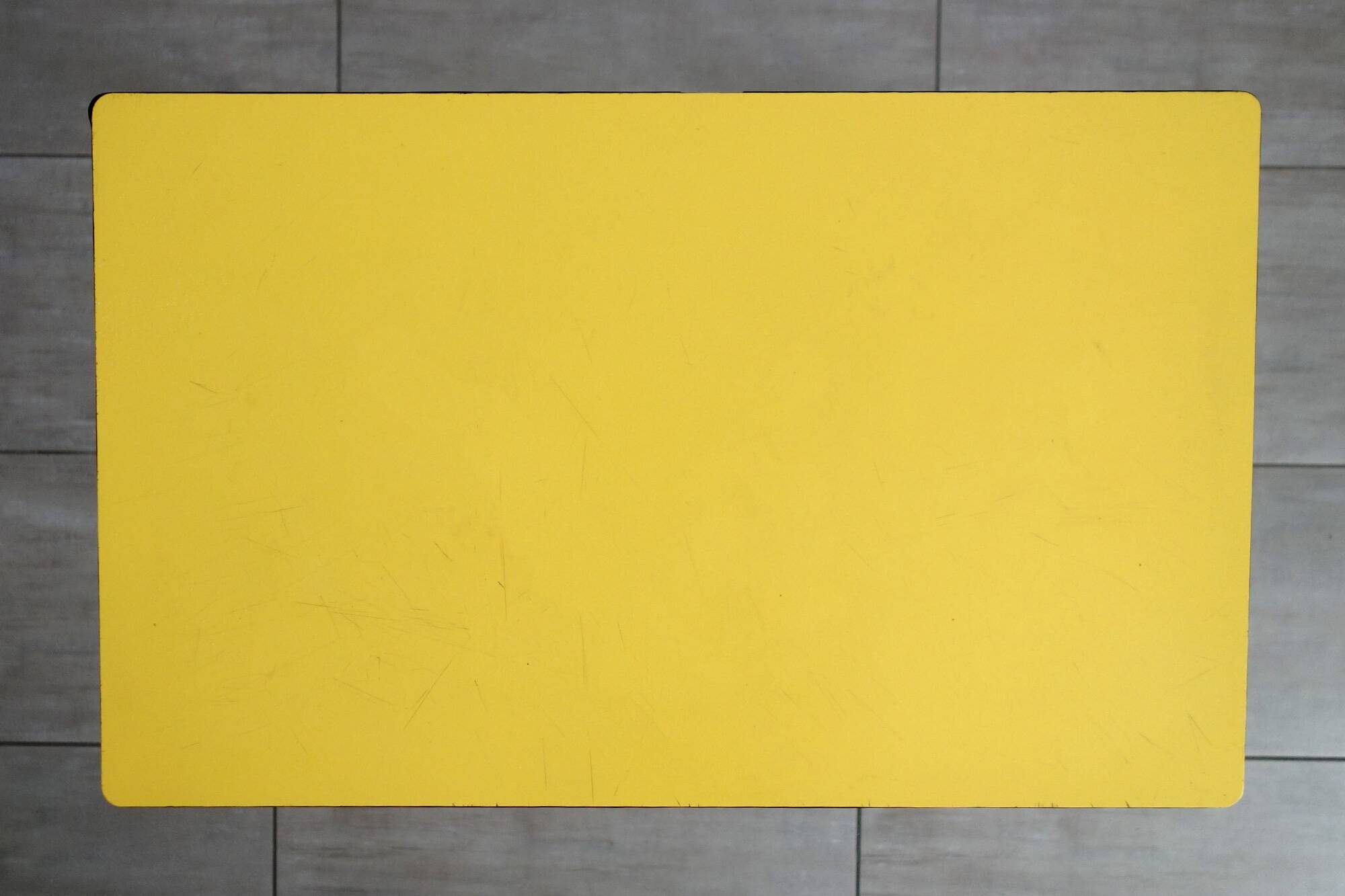 Petite table en formica jaune vintage