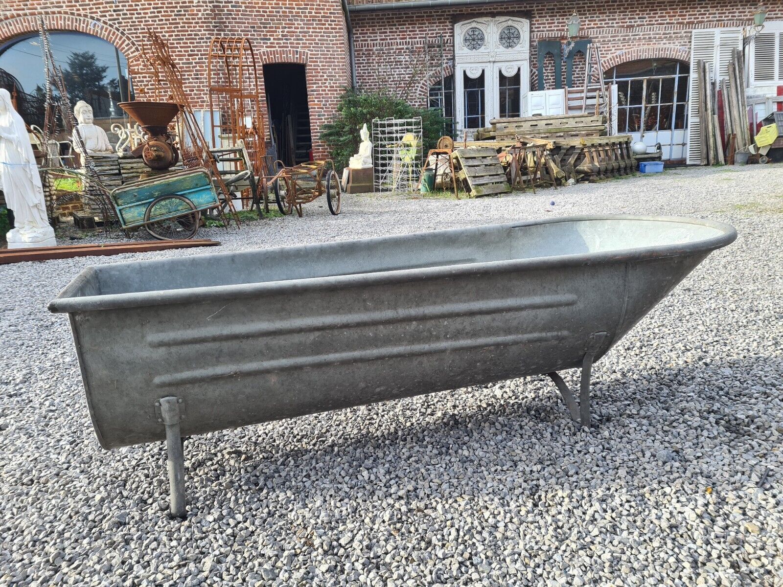 Zinc bathtub