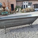Zinc bathtub