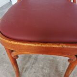 Fauteuil vintage en bois courbé : chaise de pub irlandaise en similicuir rouge des années 1970