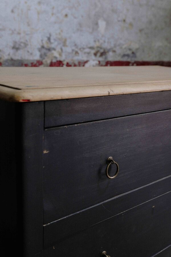 Commode noire à 2 tiroirs, plateau en bois brut et pied fuselés