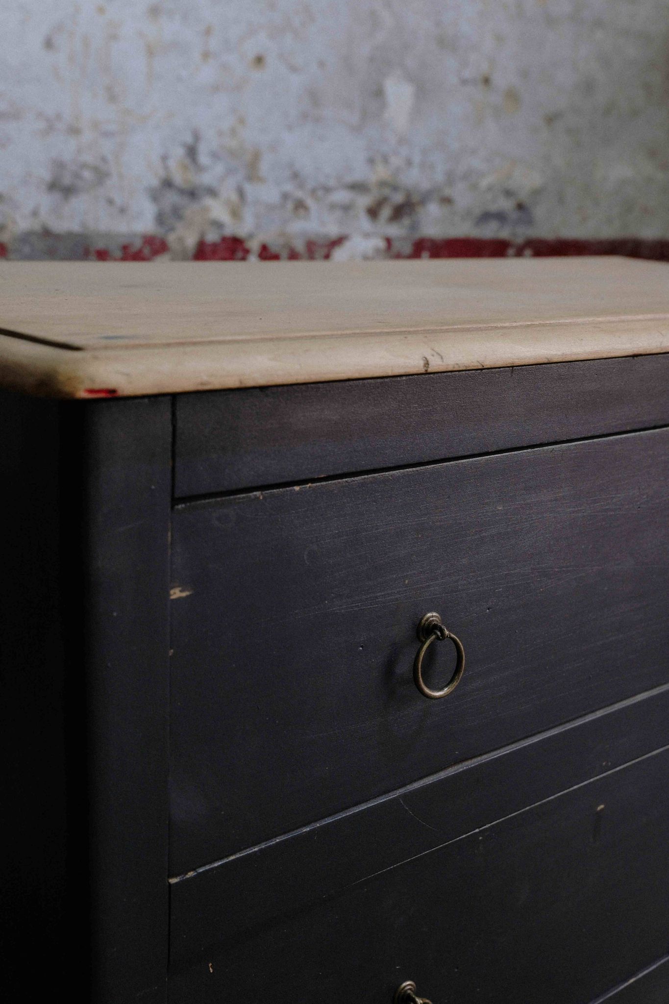 Commode noire à 2 tiroirs, plateau en bois brut et pied fuselés