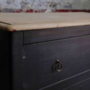 Commode noire à 2 tiroirs, plateau en bois brut et pied fuselés