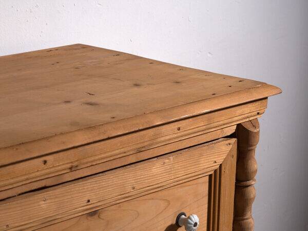 Antique bedroom chest of drawers (circa 1920)