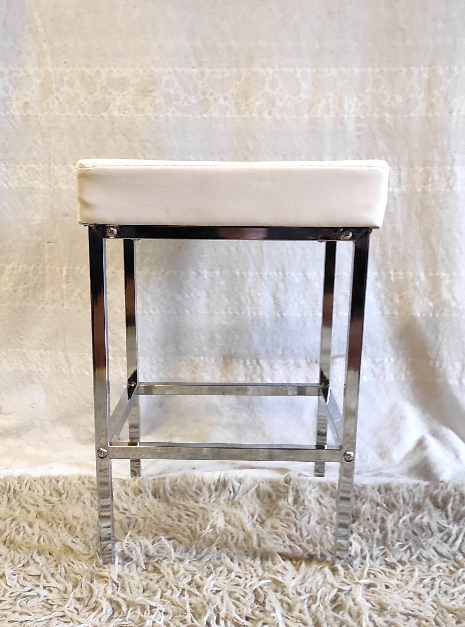 Tabouret design en métal chromé et similicuir blanc - mid. XXème