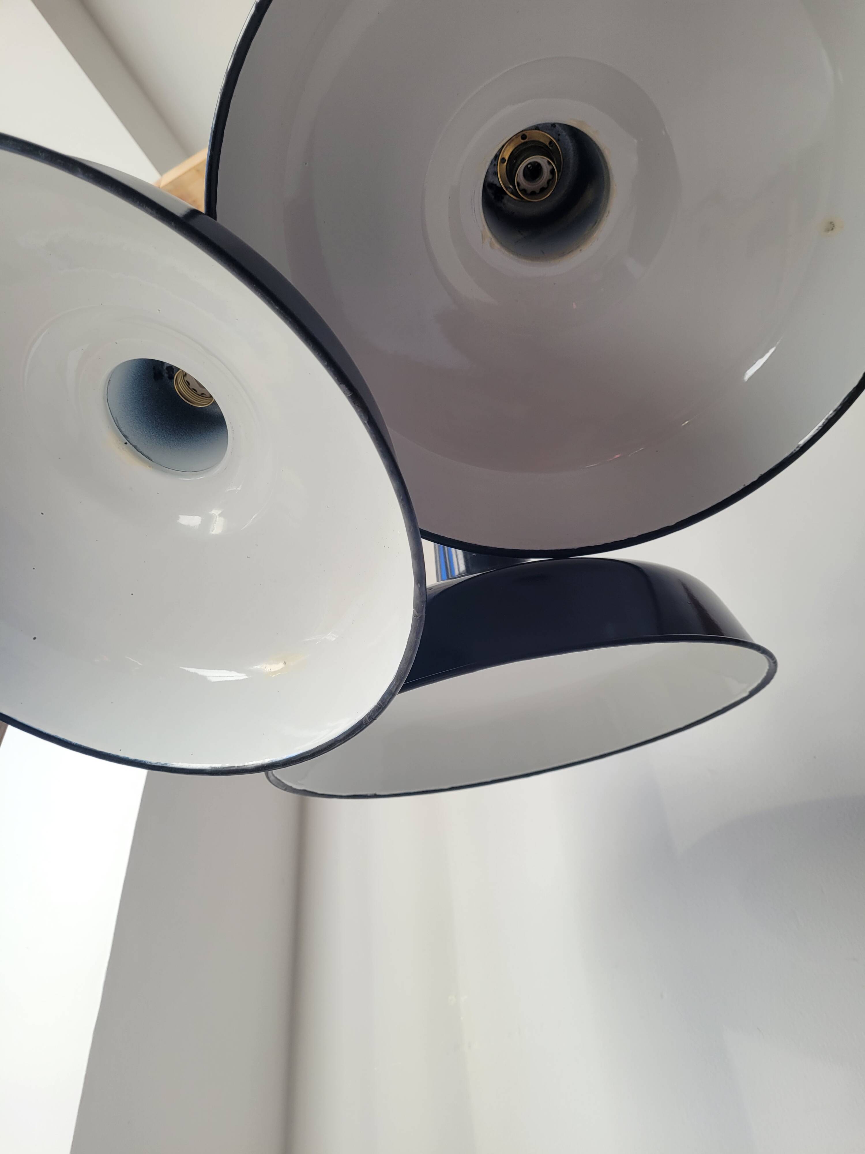 Trio de suspensions d'atelier en tôle émaillée