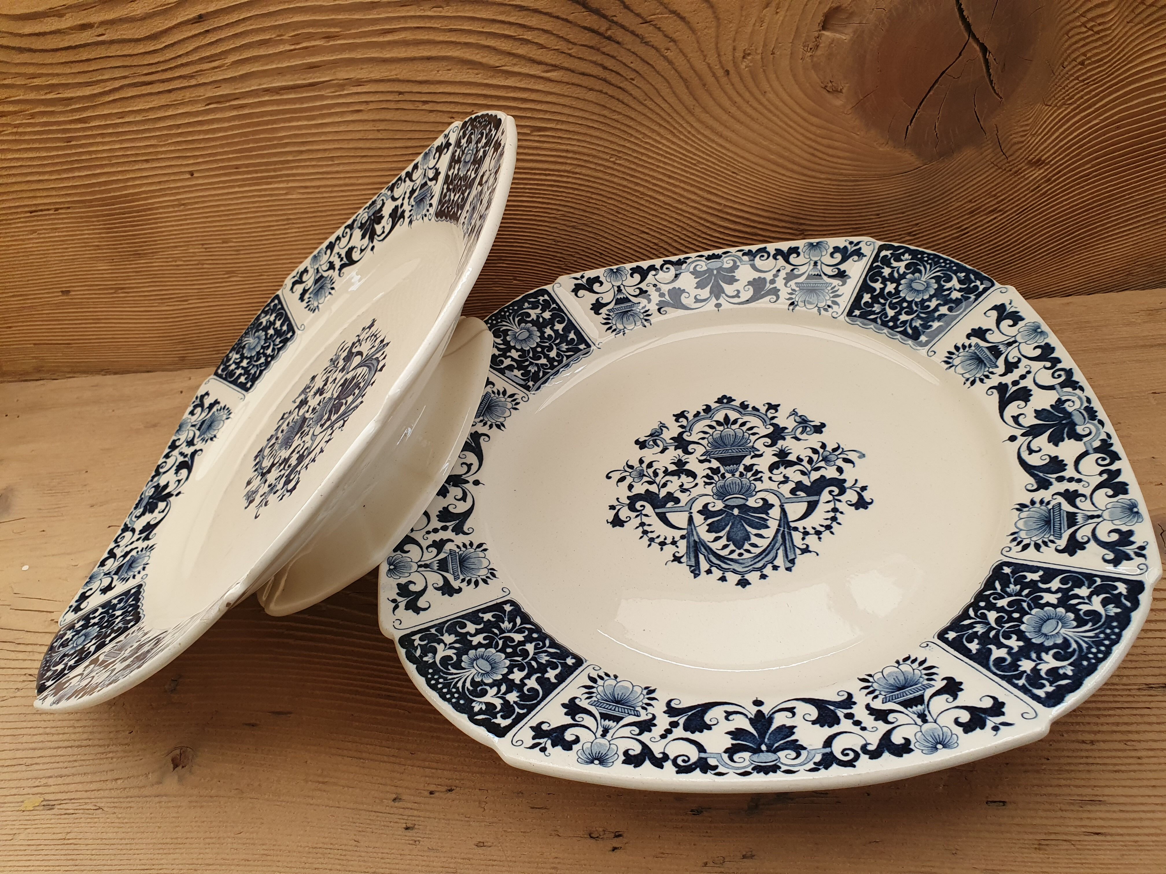 Pair of plates on presentation legs, terre de Fer Gien