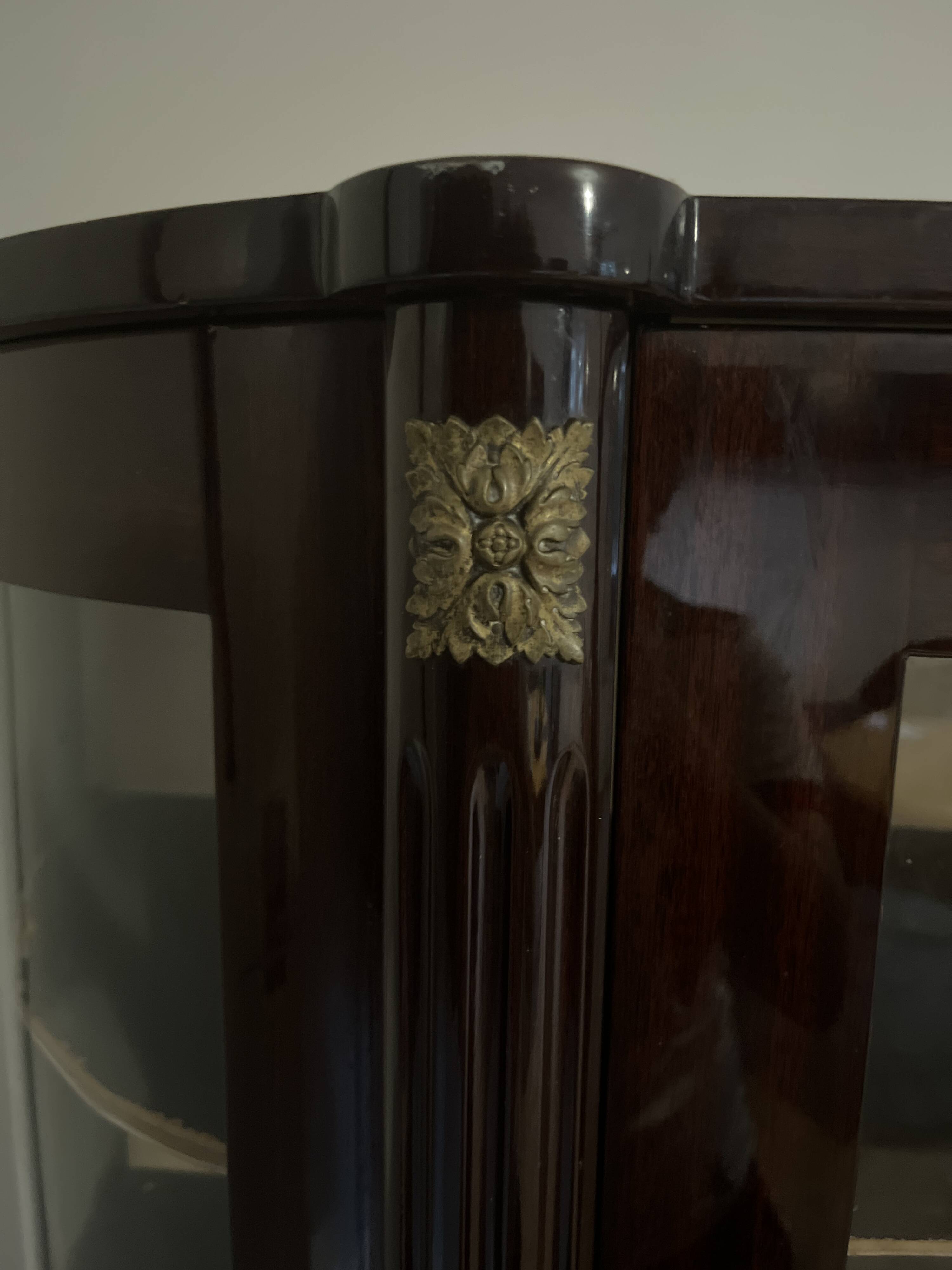 Curved display cabinet in Louis XVI style