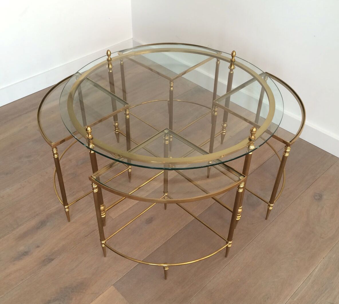 Round coffee table in brass neoclassical style