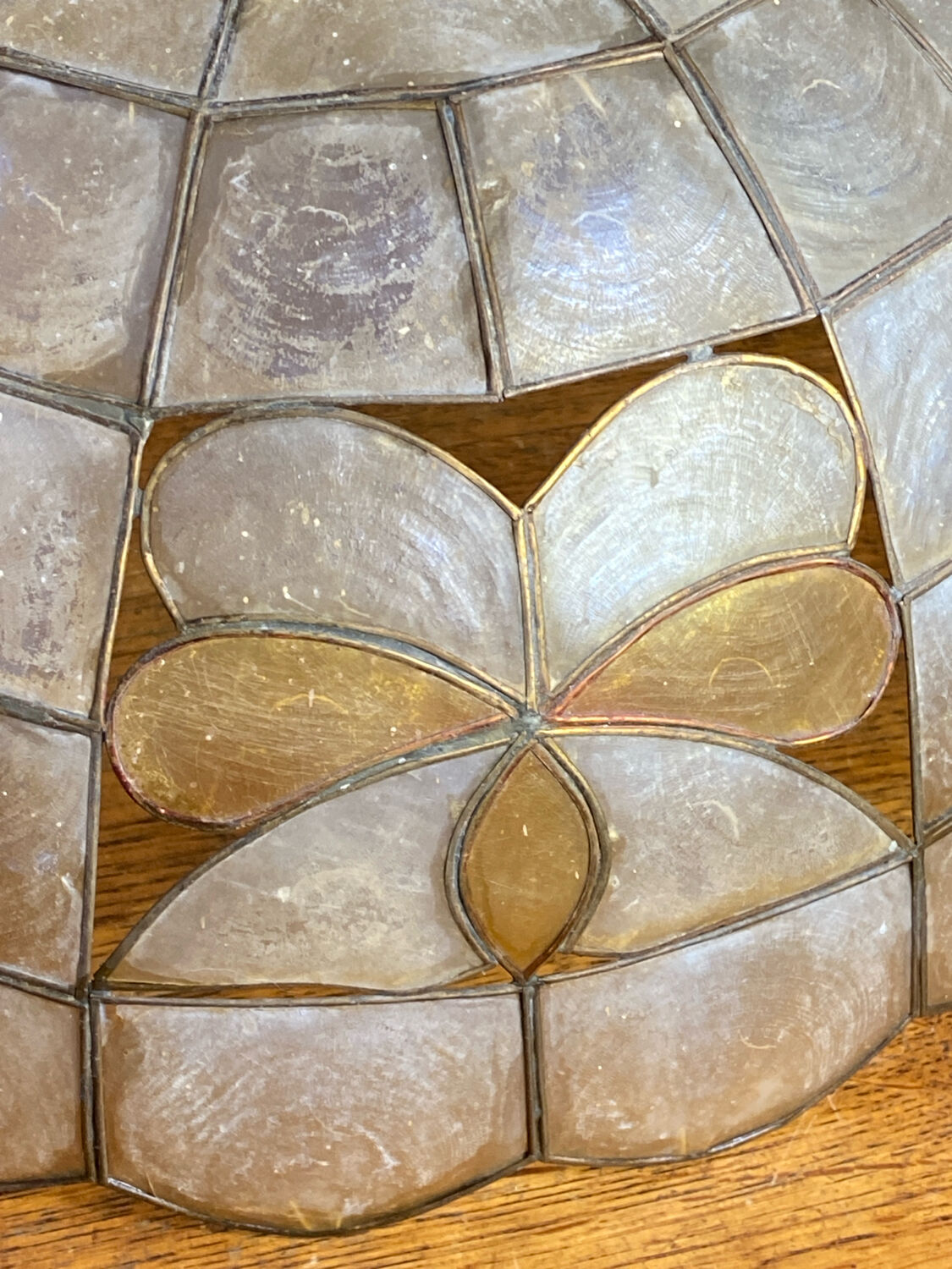 Mother-of-pearl and brass pendant with floral decoration.