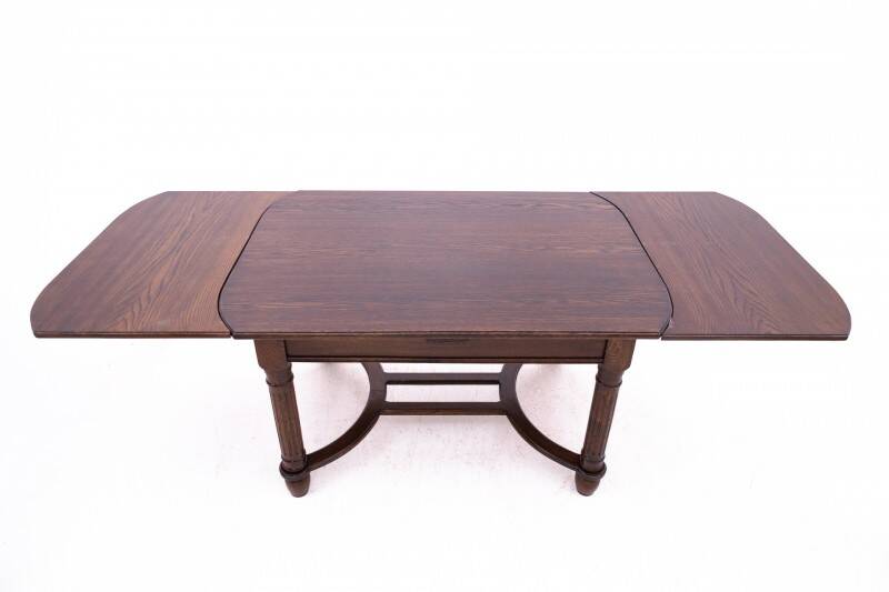 Antique table with 6 chairs from around 1880. After renovation.