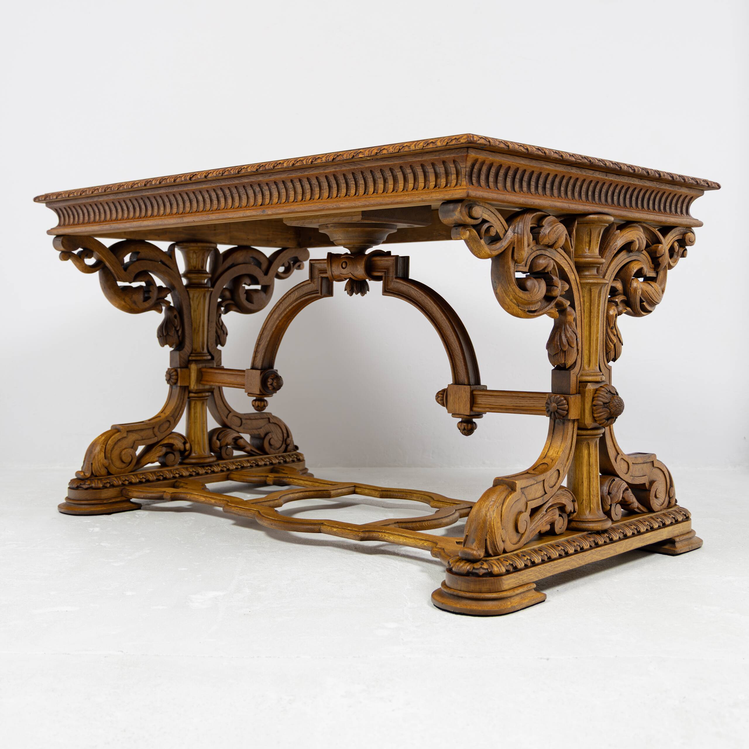 Table de bureau Néorenaissance en chêne 1880-1900