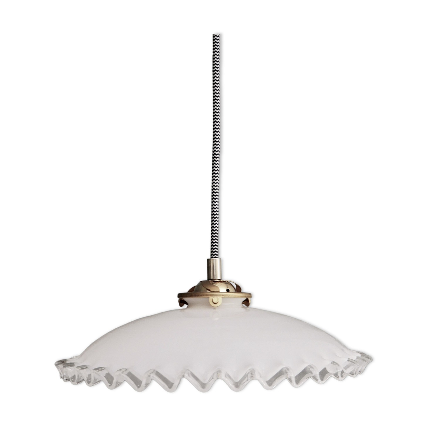 Serrated opaline suspension