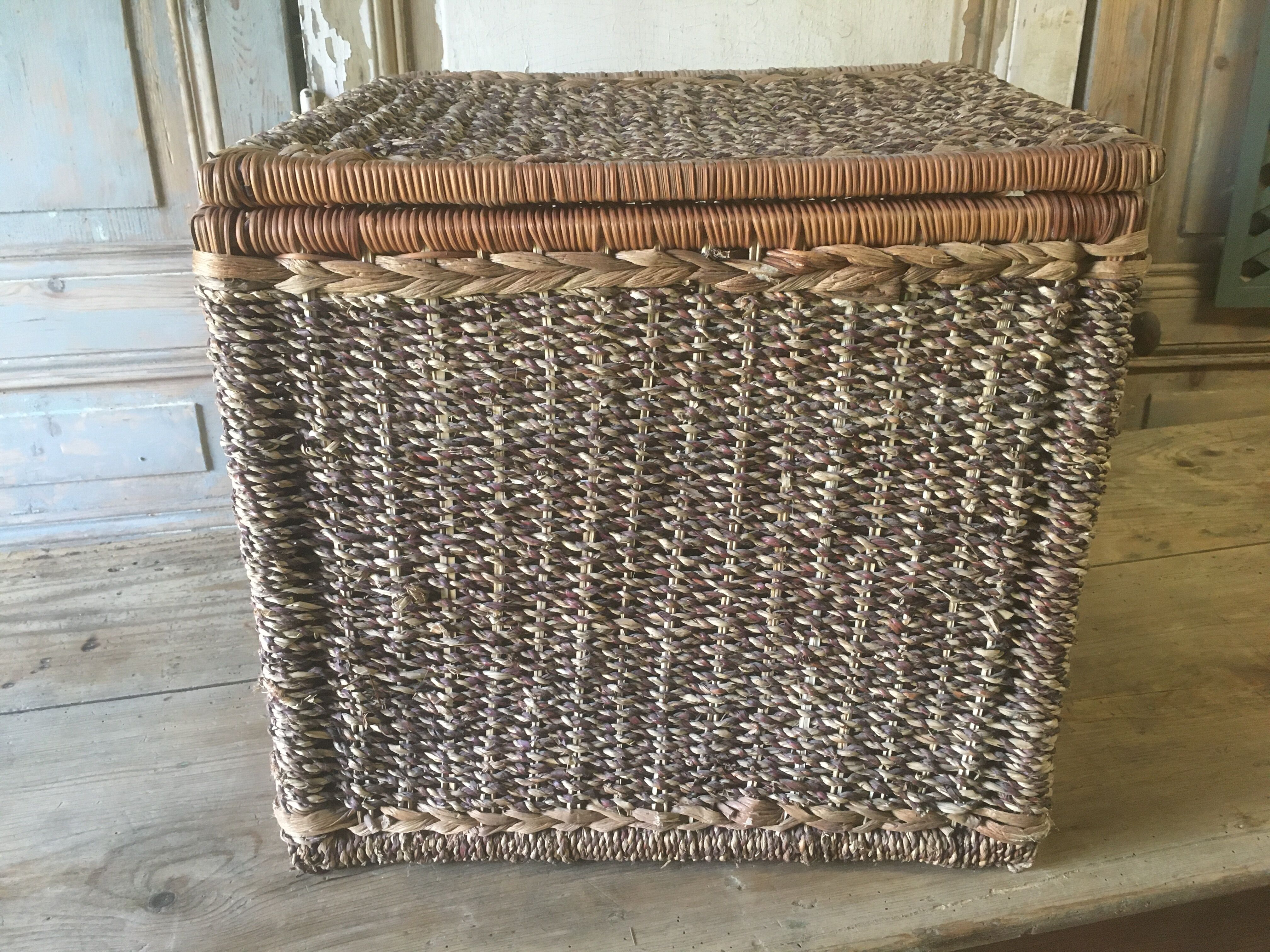 Chest in raffia or wicker