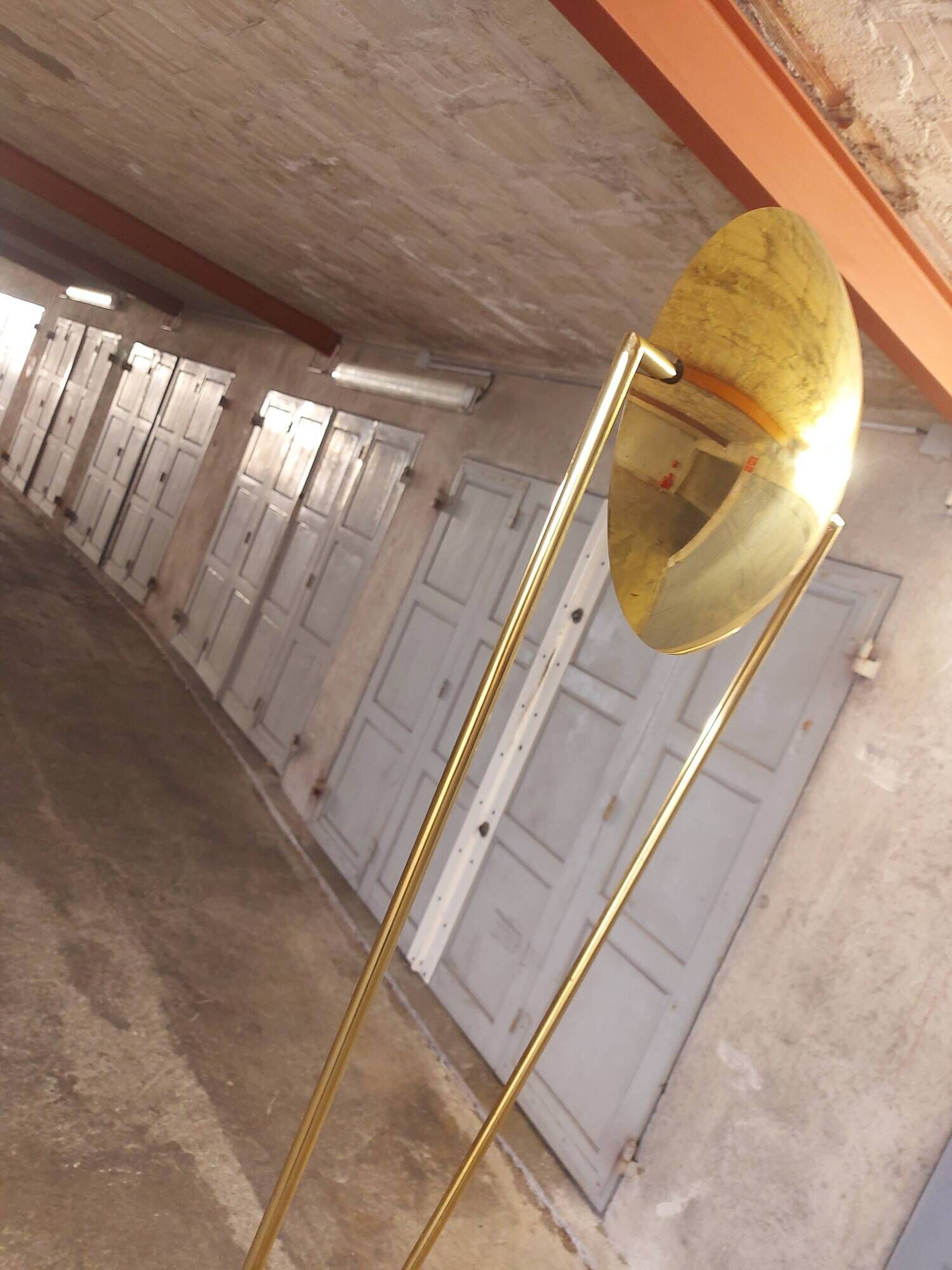 Victory brass floor lamp from the 80's, design studio Artof for Lumen
