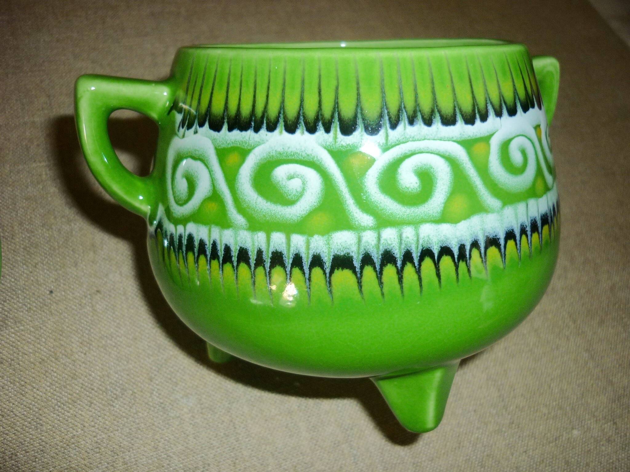 Green tripod pot with ceramic lid