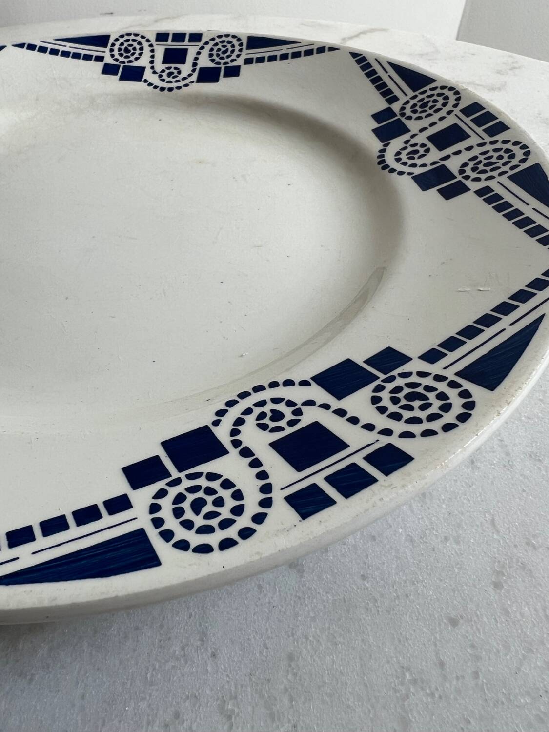 Moulin des loups round presentation dish