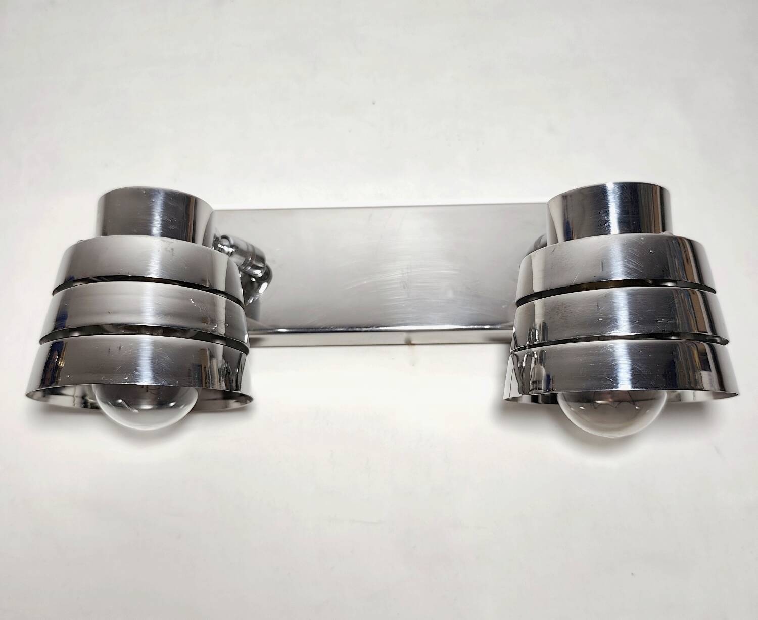 Aplique de pared metálico. España, 1970s.