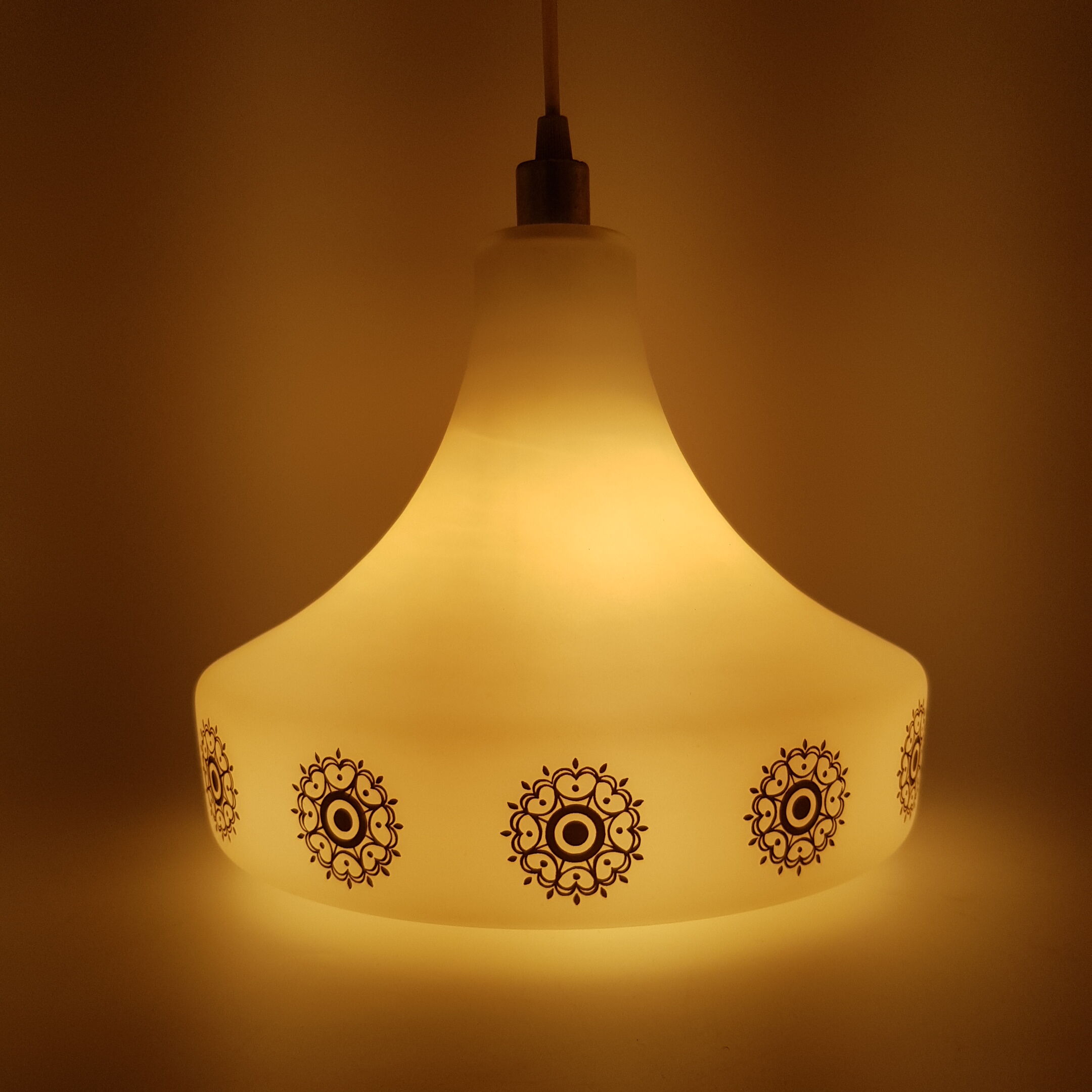 Hanging in Scandinavian opaline golden motifs