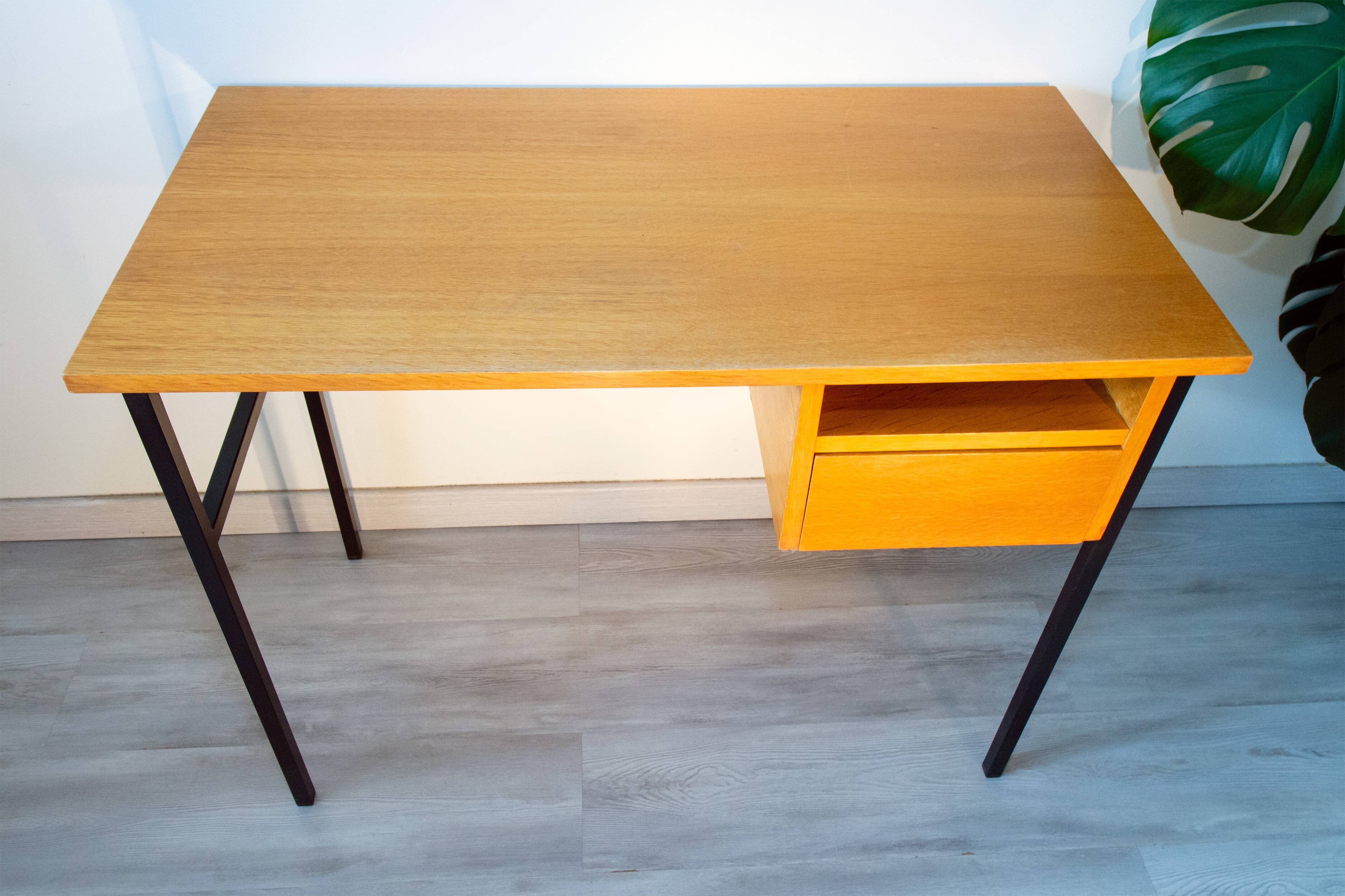 Bureau moderniste année 70, chêne et métal