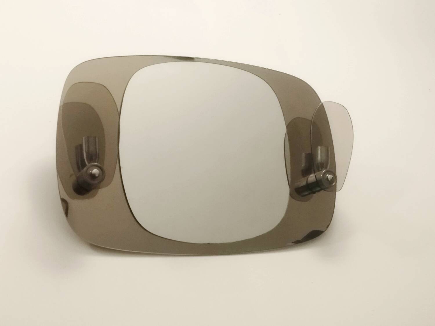 Miroir avec deux appliques en verre fumé attribué à Lupi