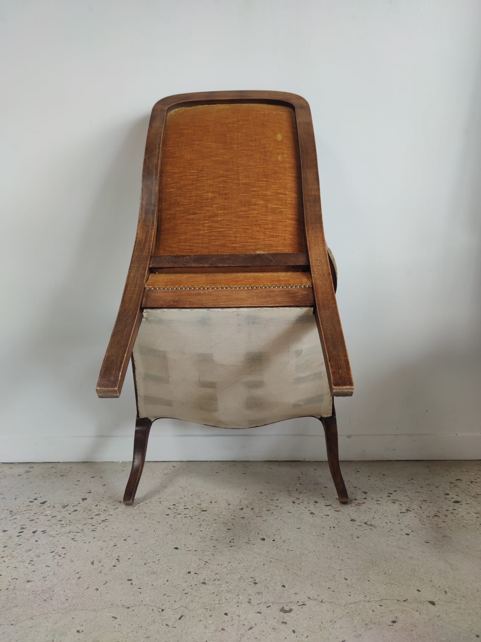Fauteuil Voltaire garniture de velours jaune