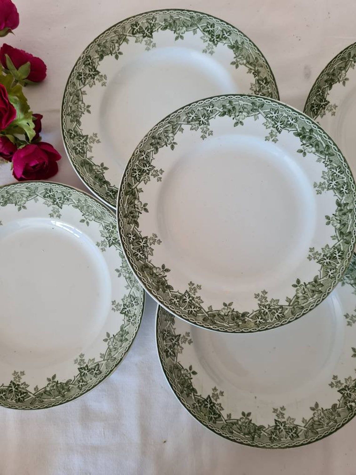 Lot de 5 assiettes plates anciennes en terre de fer modèle Estival de la manufacture française de Saint Amand