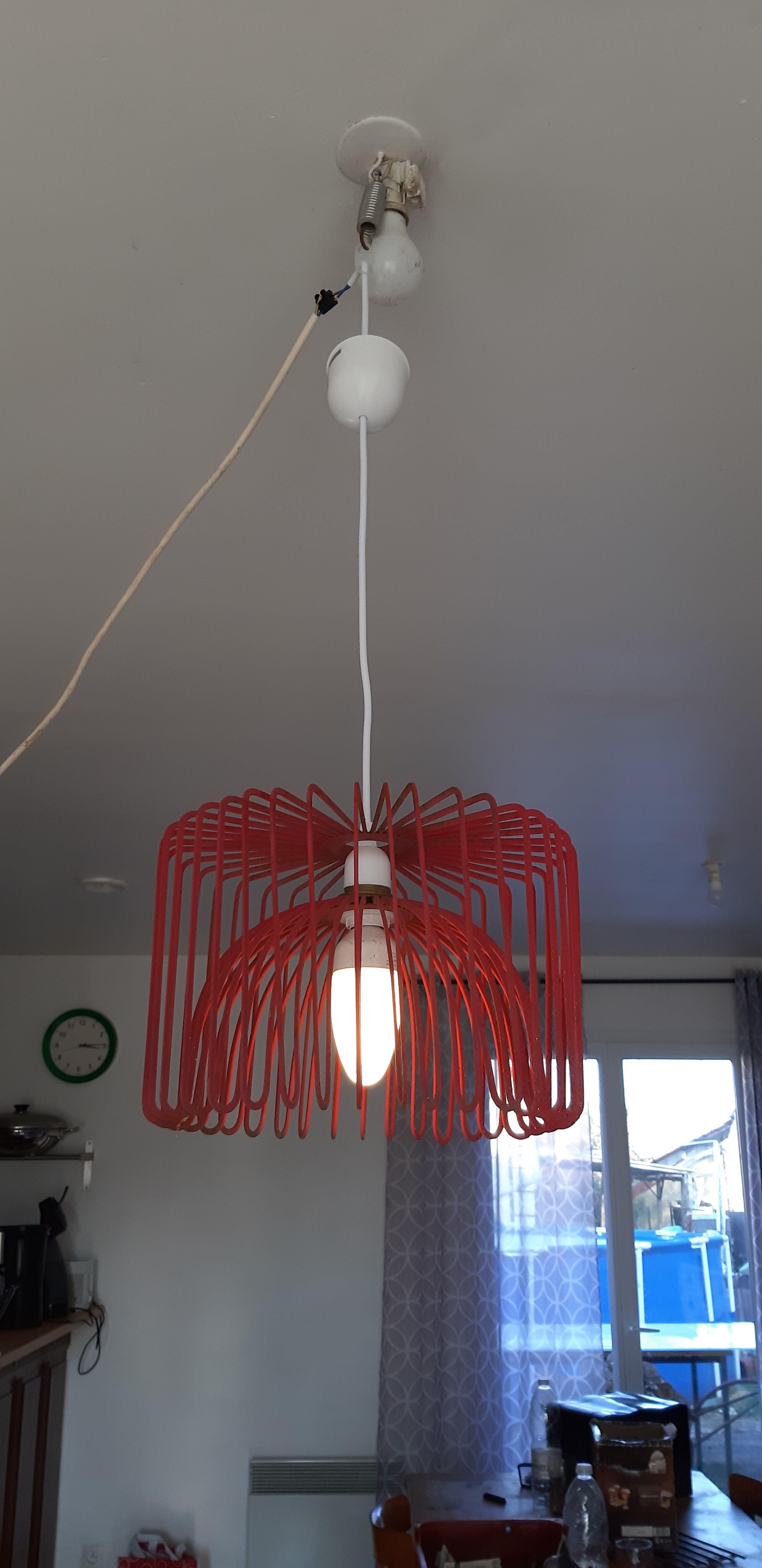 Suspension vintage metal red