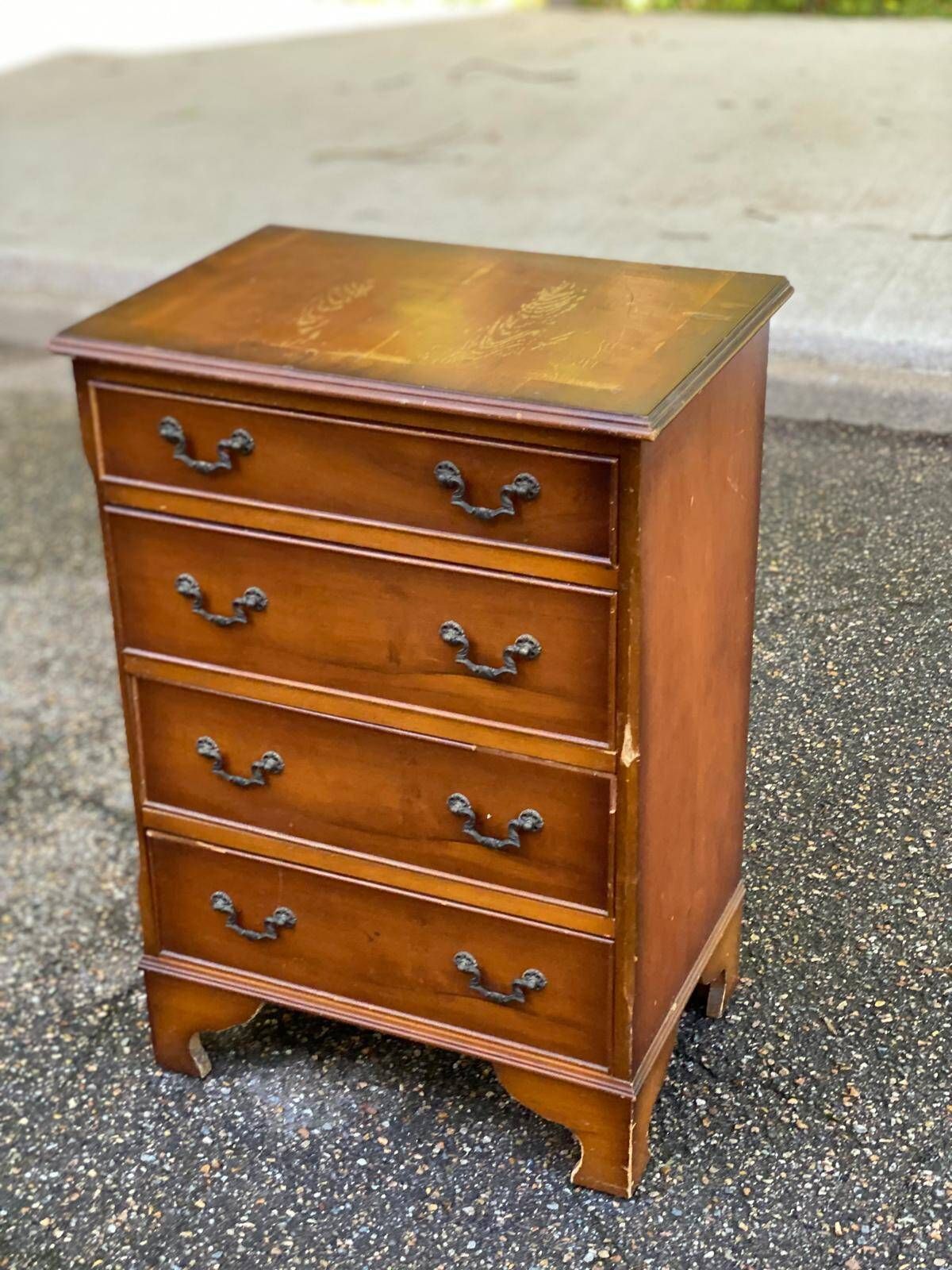 2 English wooden chests of drawers with 4 drawers