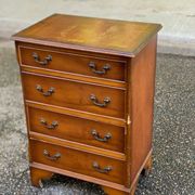 2 commodes anglaises en bois avec 4 tiroirs