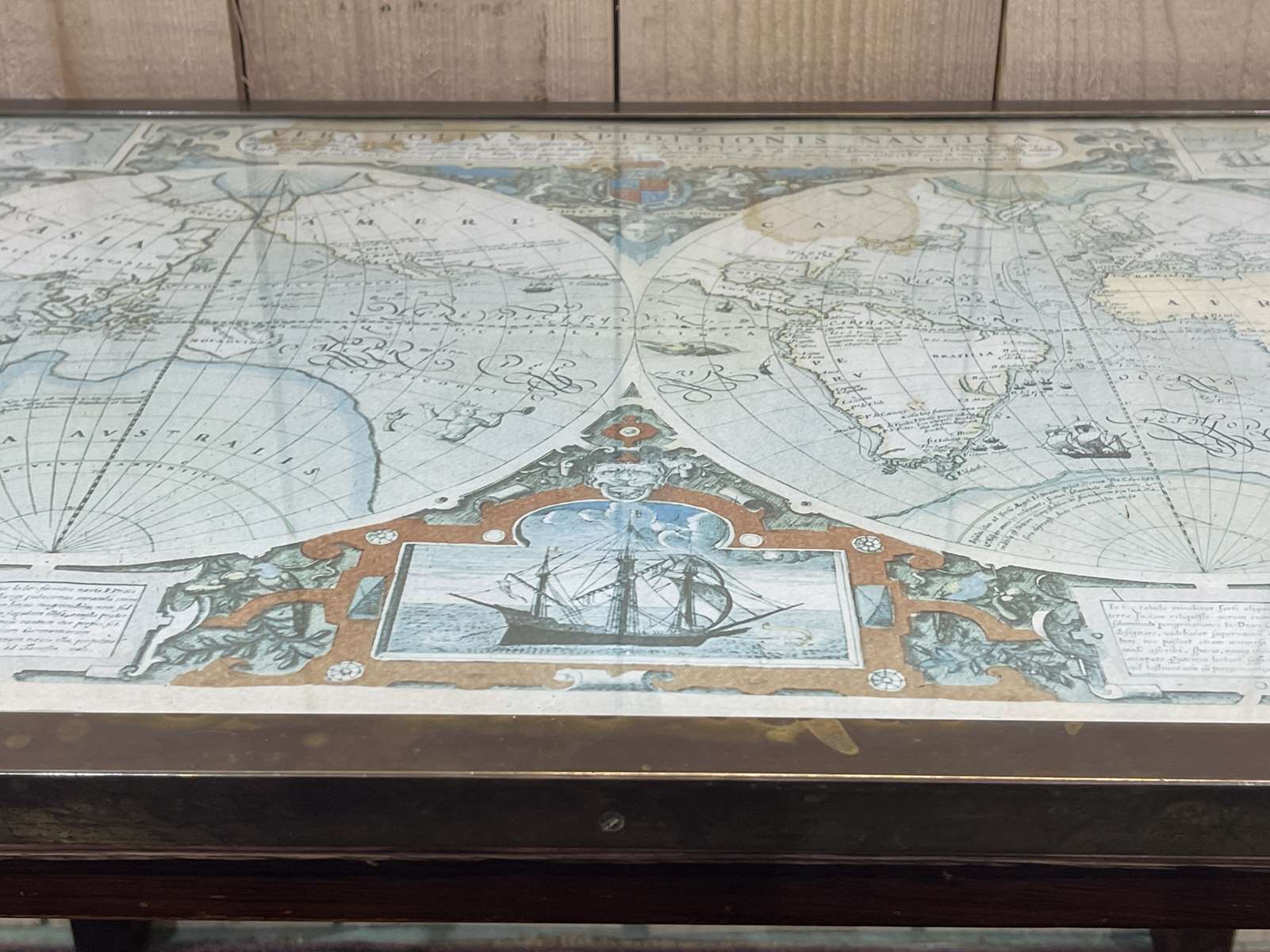 Tables gigognes mappemondes en acajou, verre et laiton - années 50