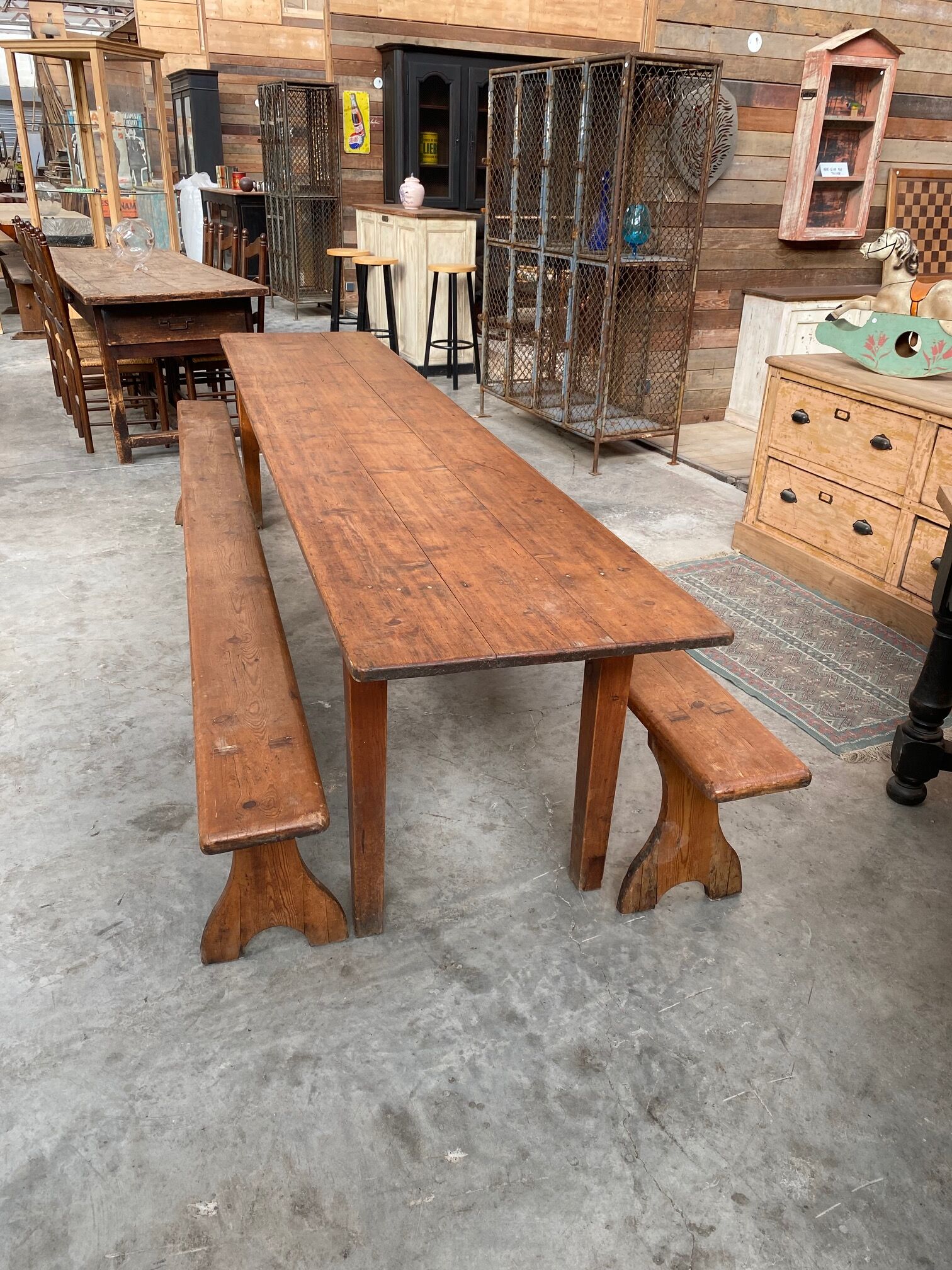 Table de brasserie et ses 2 bancs