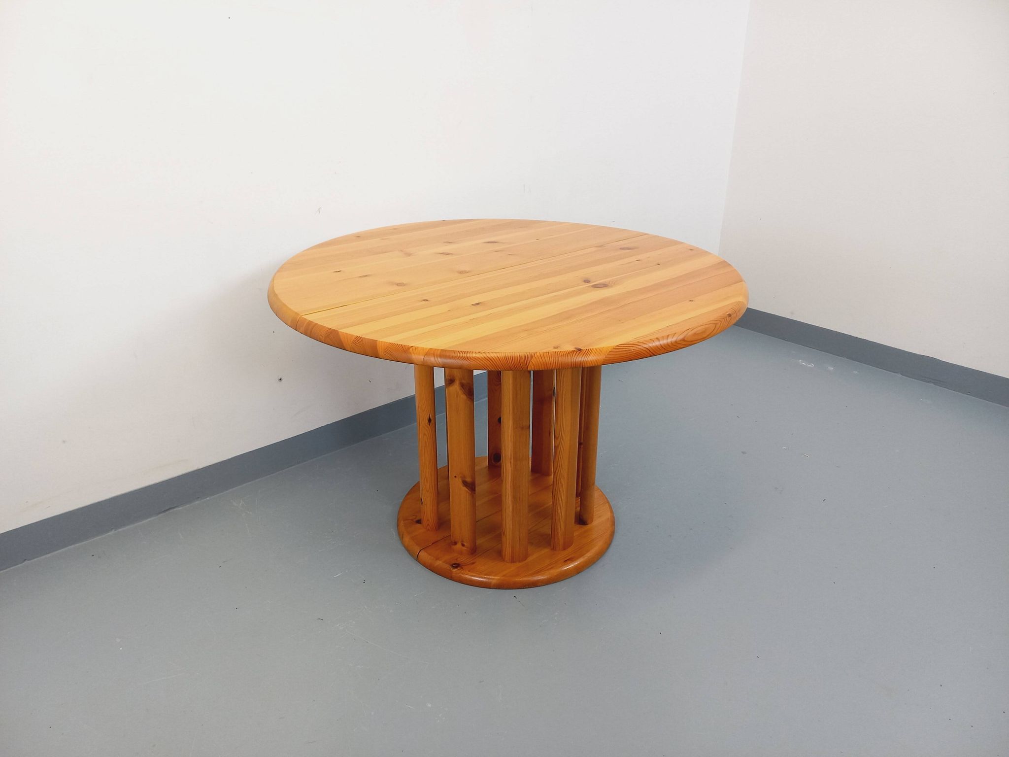 Table à manger ronde scandinave vintage style Rainer Daumiller en pin