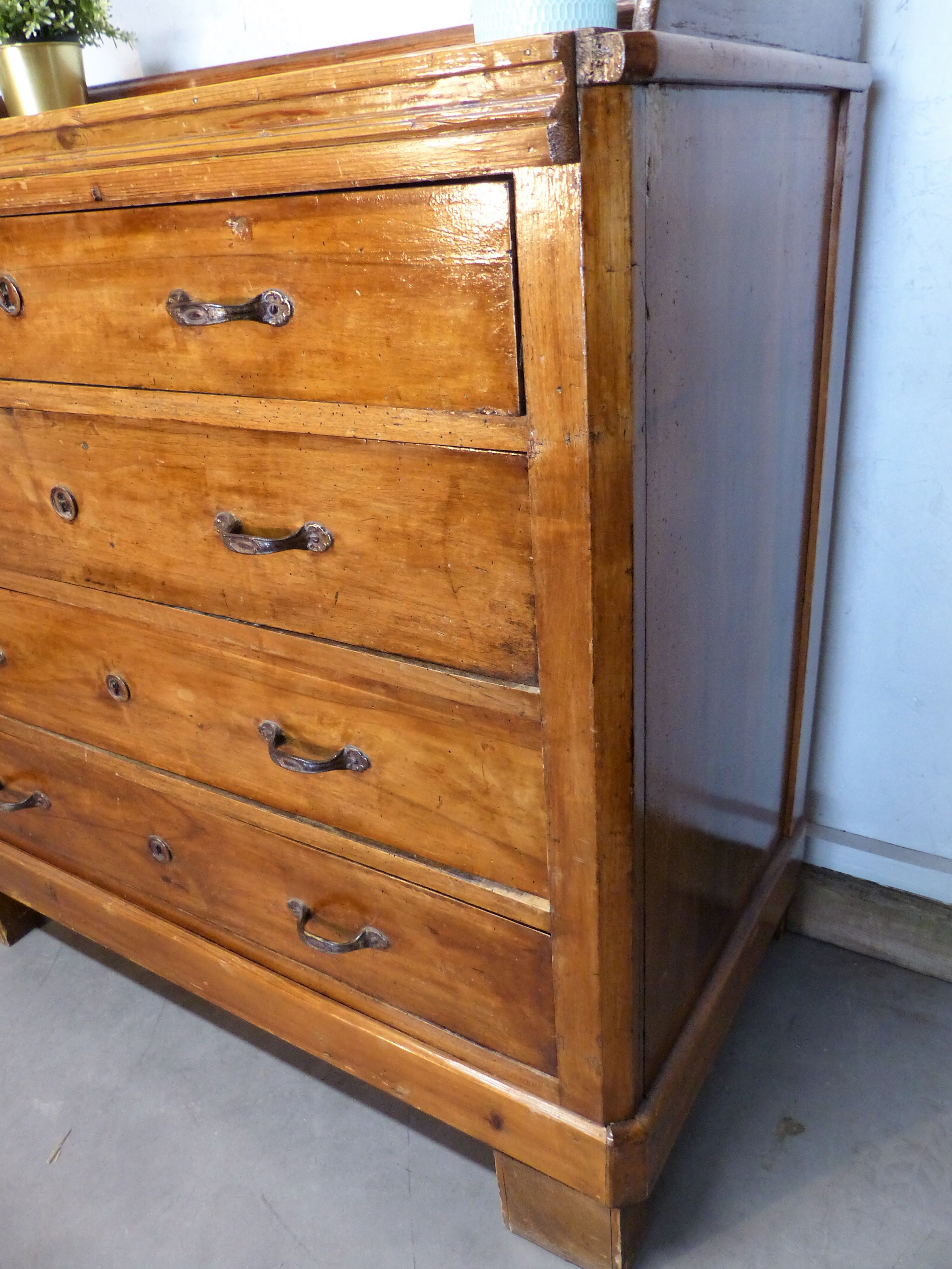 Old dresser 4 drawers