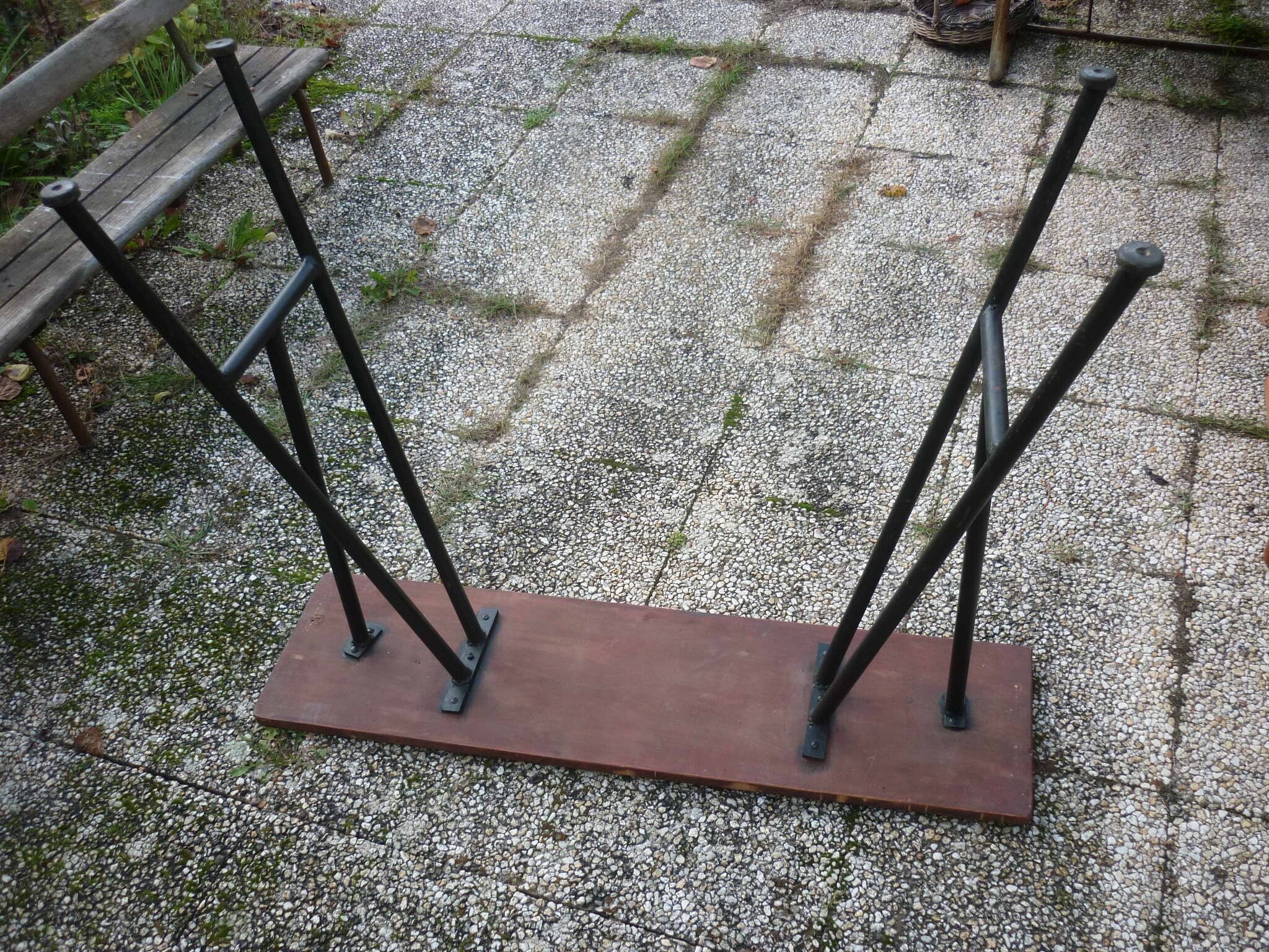 Table haute d’atelier selette plateau en bois et tubes en métal