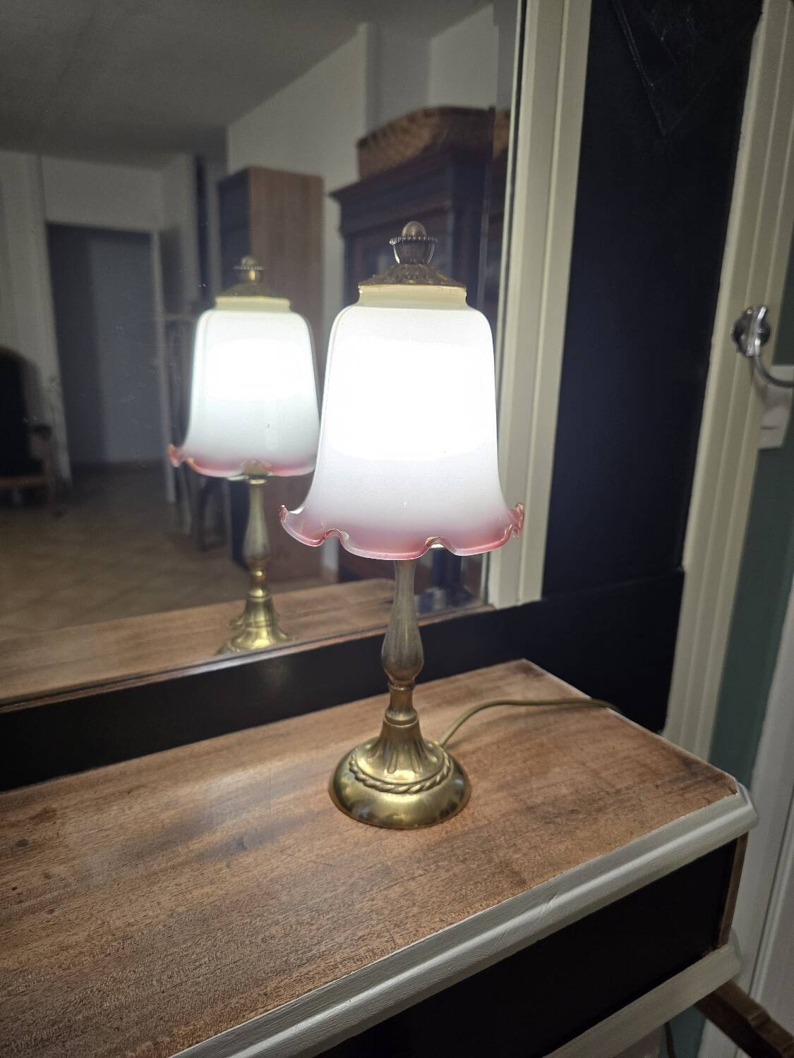 Small tulip-shaped table lamp in frosted glass, mushroom style.