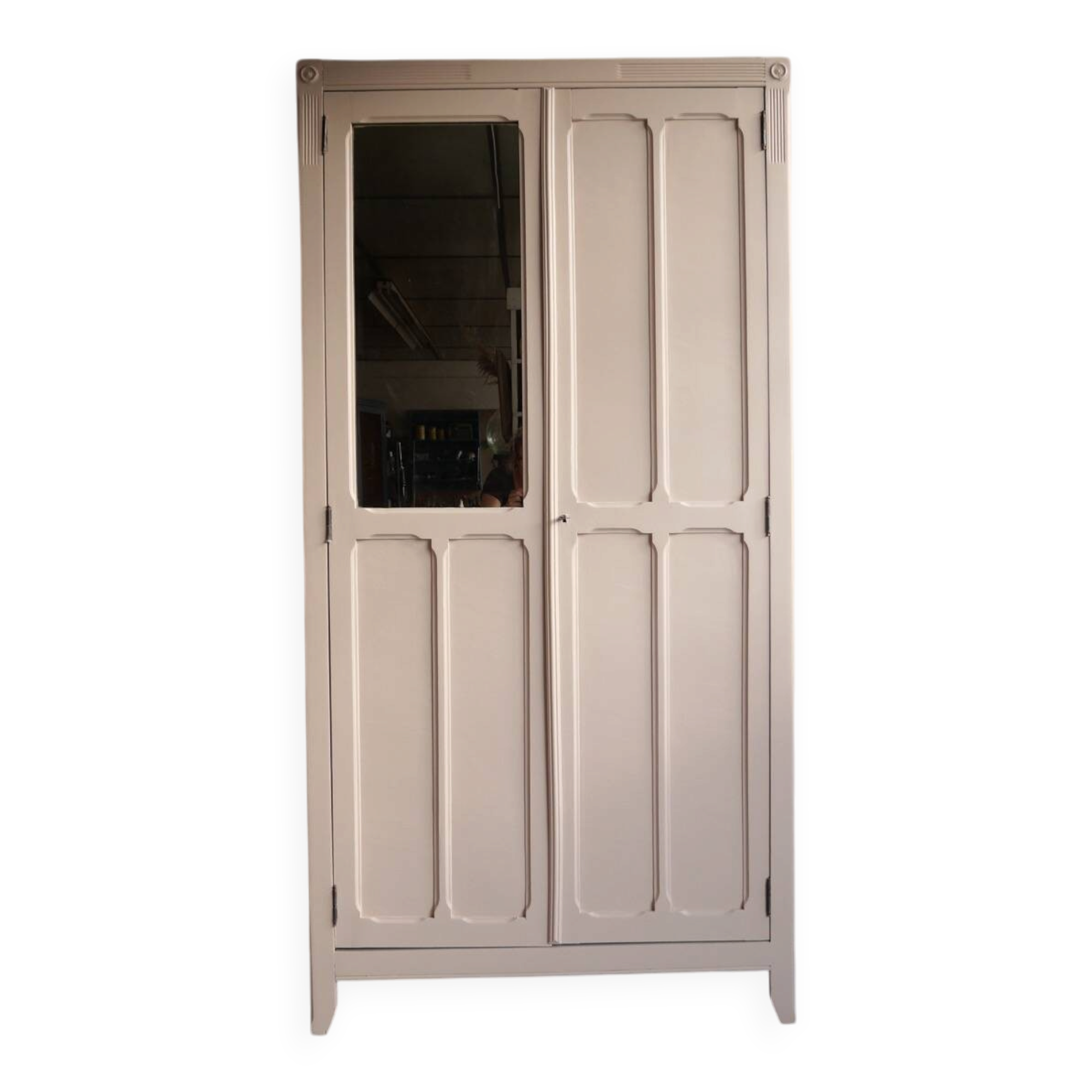 Armoire parisienne rose poudrée