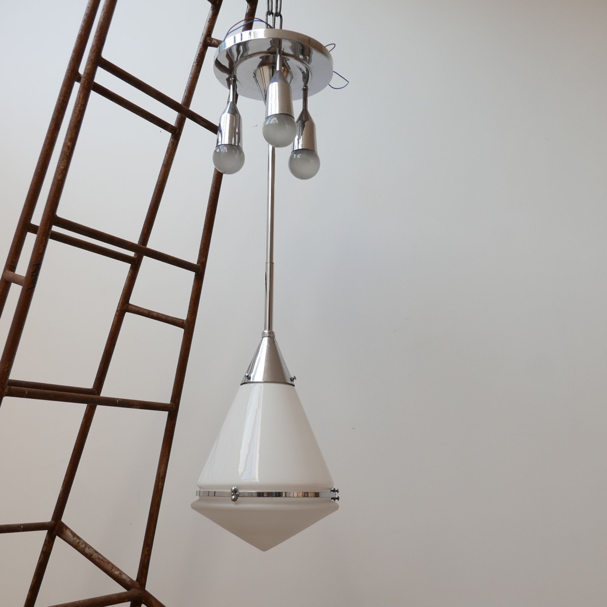 Suspension allemande à deux tons en opaline de Peter Behrens