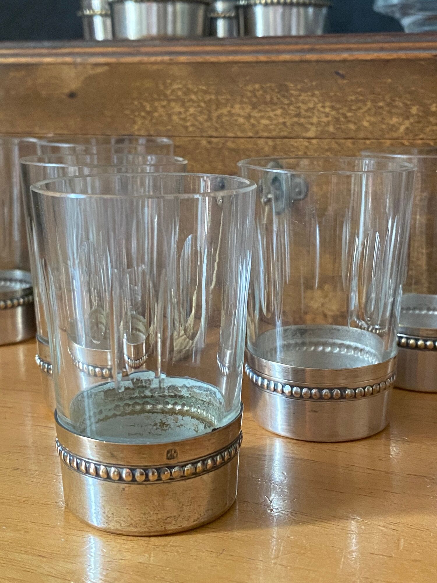 Liquor decanter in crystal and silver metal and matching glasses thereof