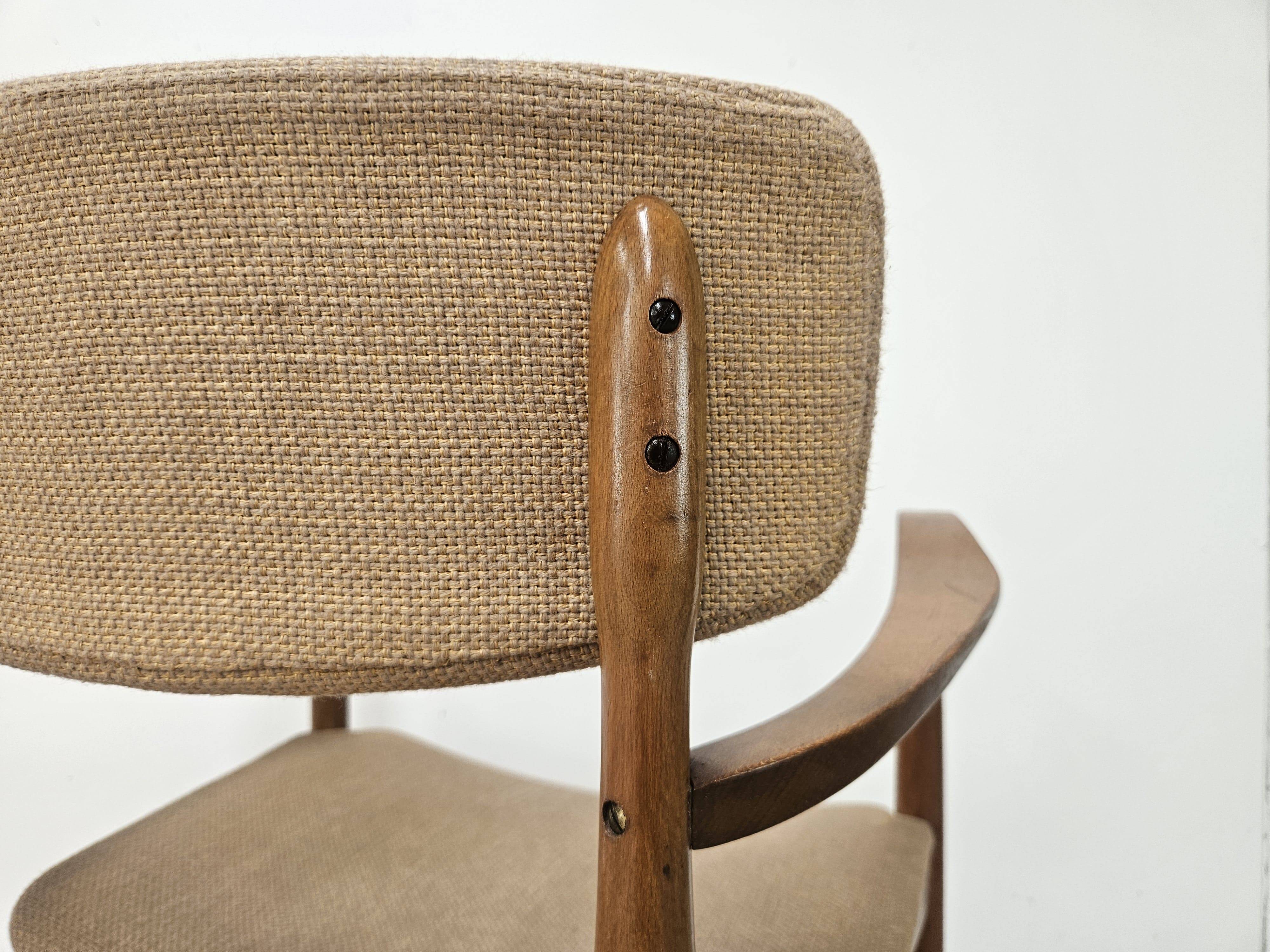 Fauteuil suédois en bois et tissu marron