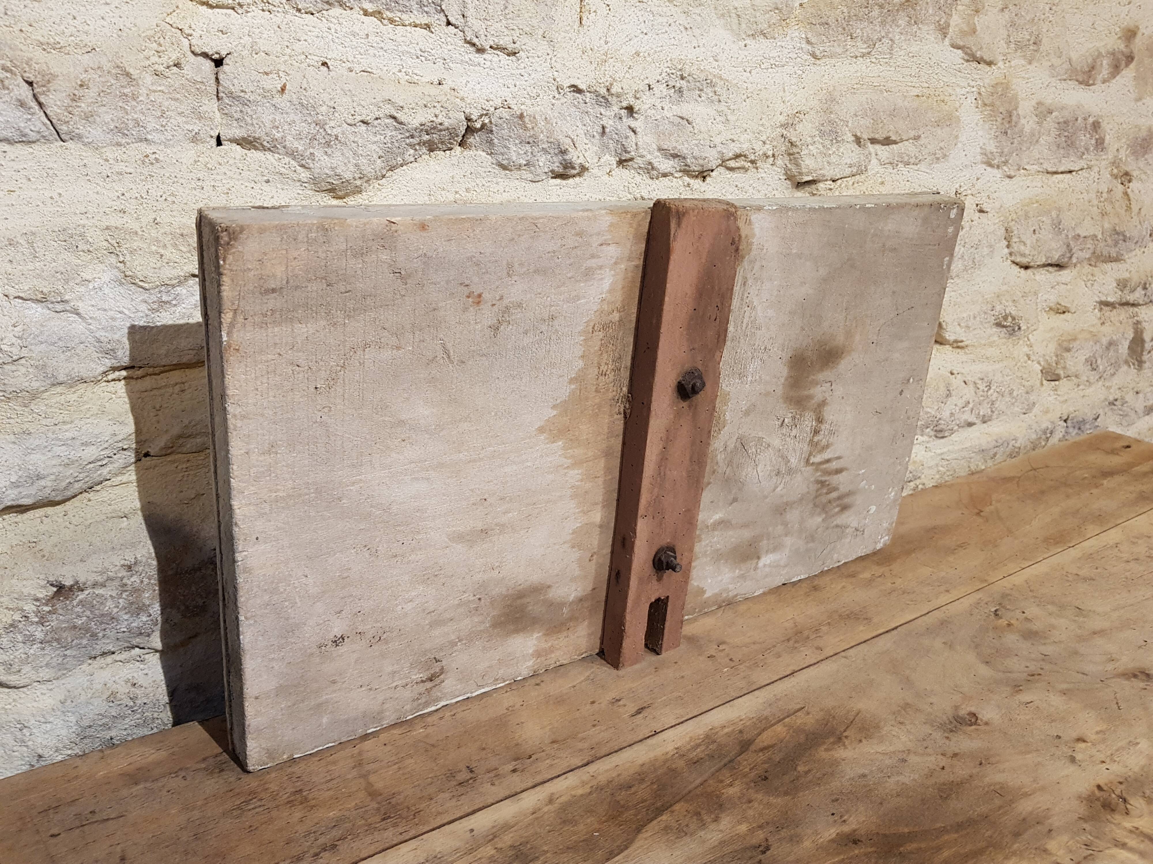 Ancien panneau en bois peint "attention aux ruches"