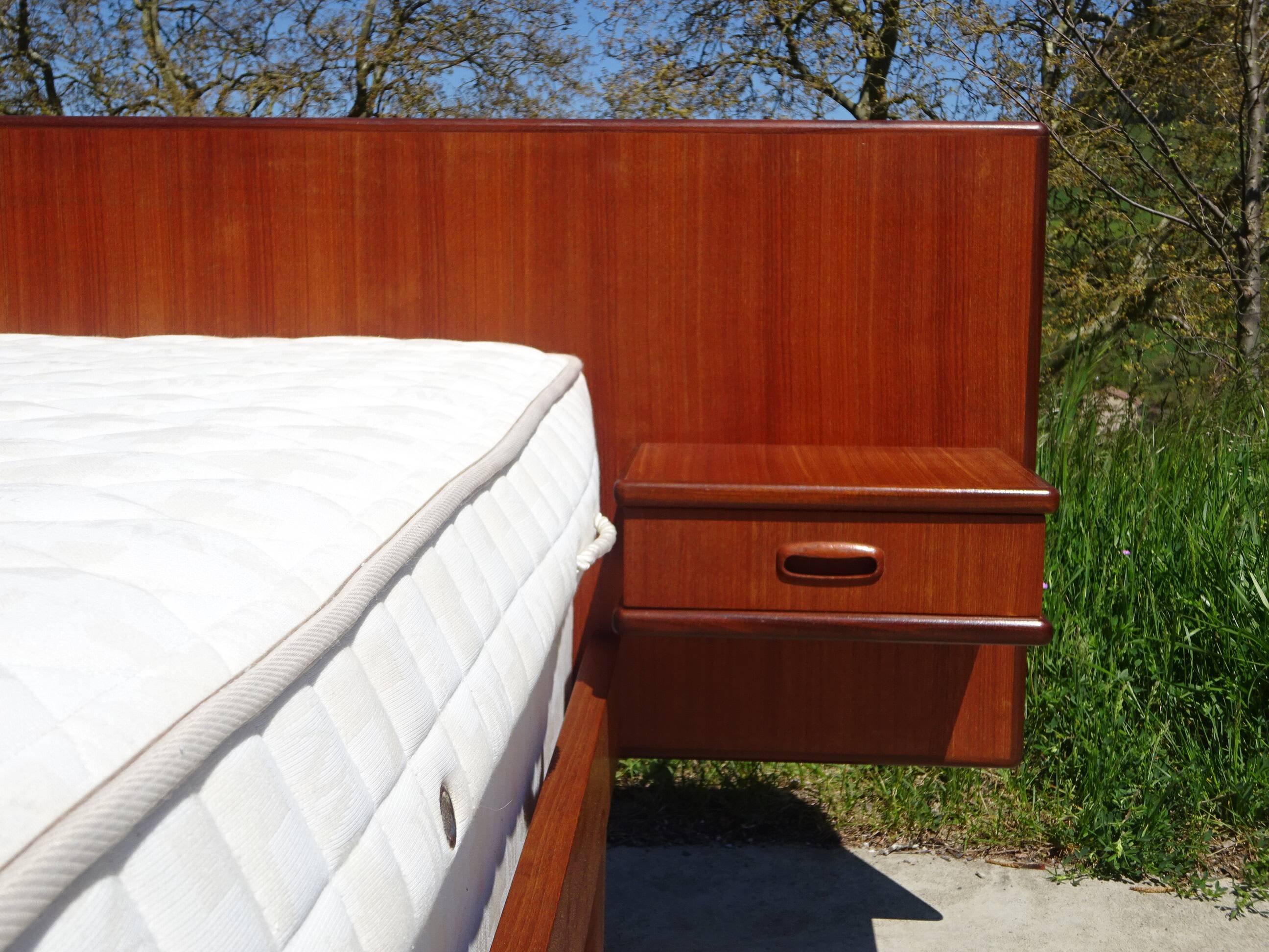 Vintage bed in teak with integrated bedside table.