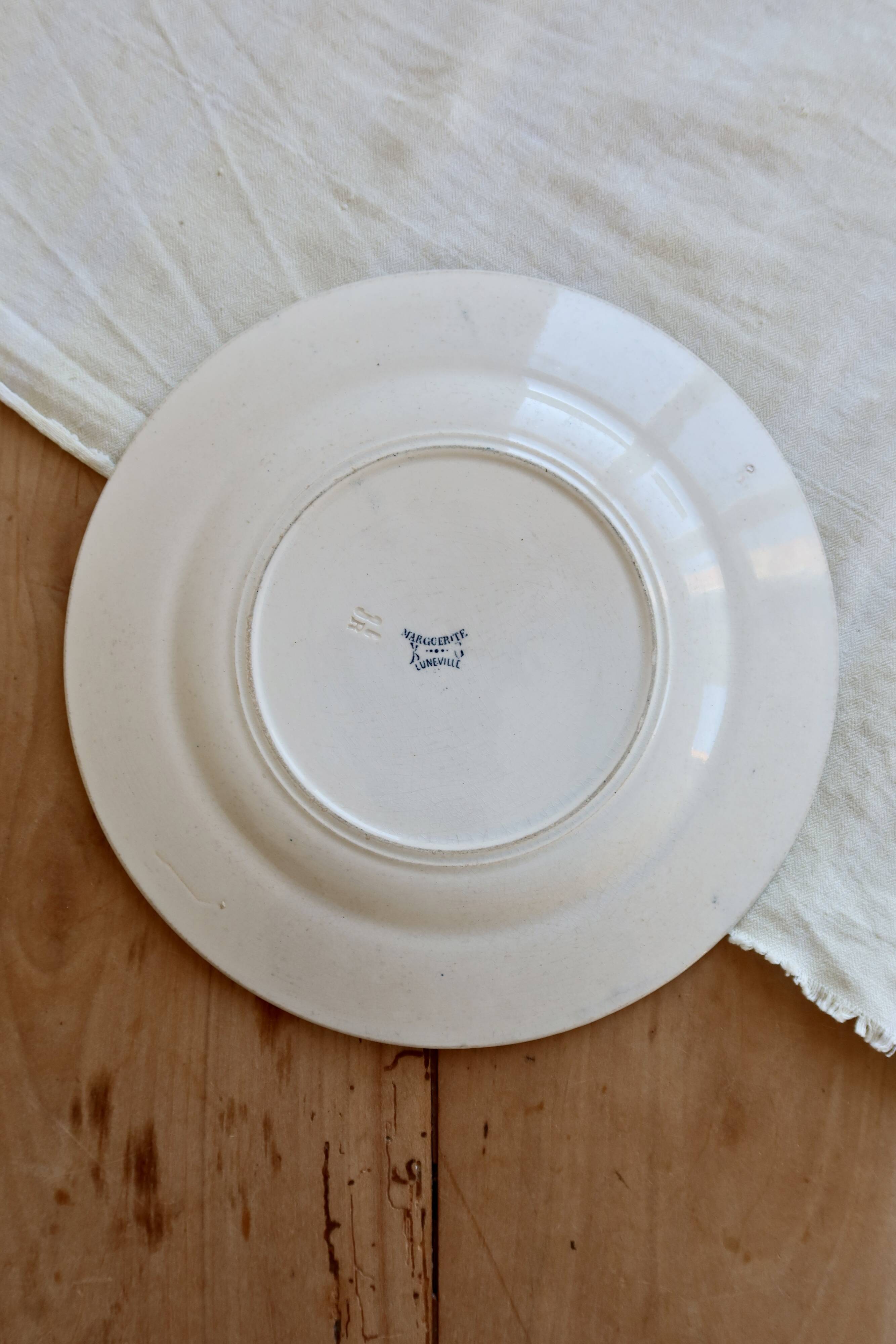 Antique flat plate, ironstone Lunéville K&G, Marguerite model.