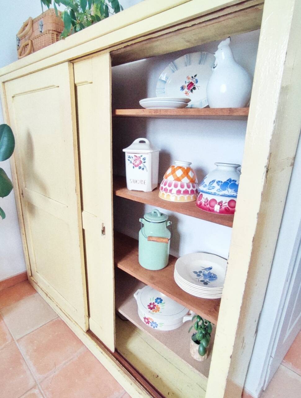 Trade furniture, storage furniture with sliding doors